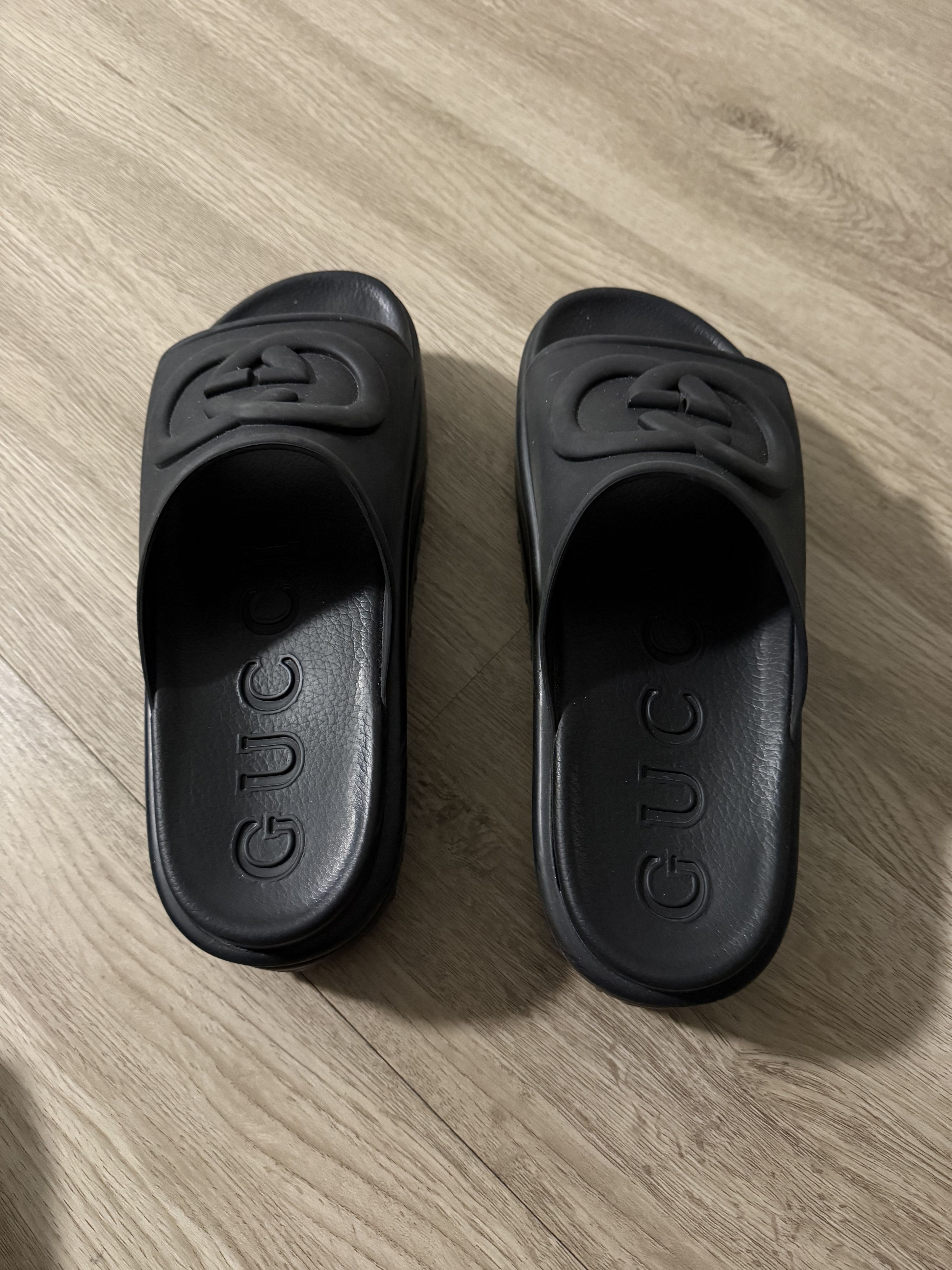 GUCCI G SLIDE INTERLOCKING