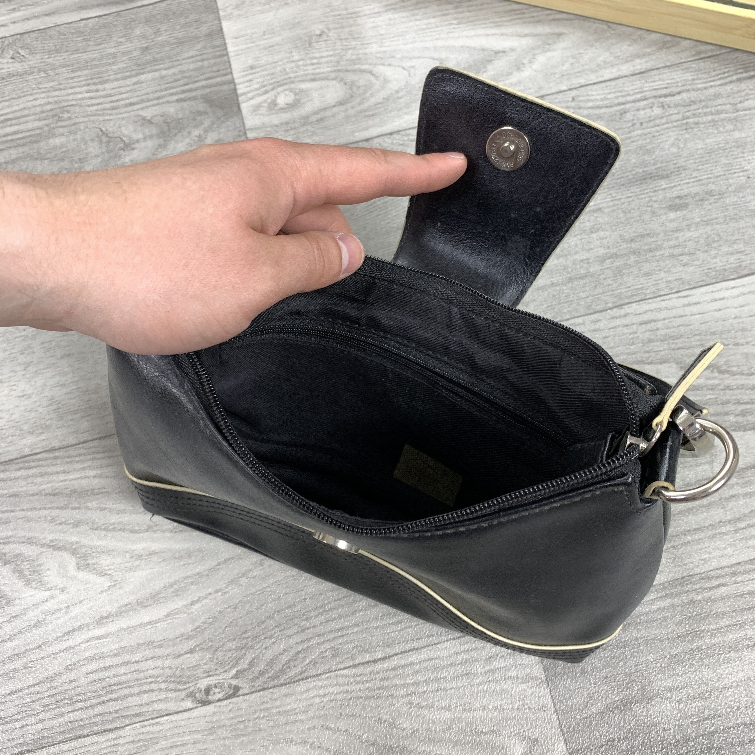 Vintage Vintage Y2K Basic Baguette Faux Leather Women's Handle Bag Size ONE SIZE - 9 Thumbnail
