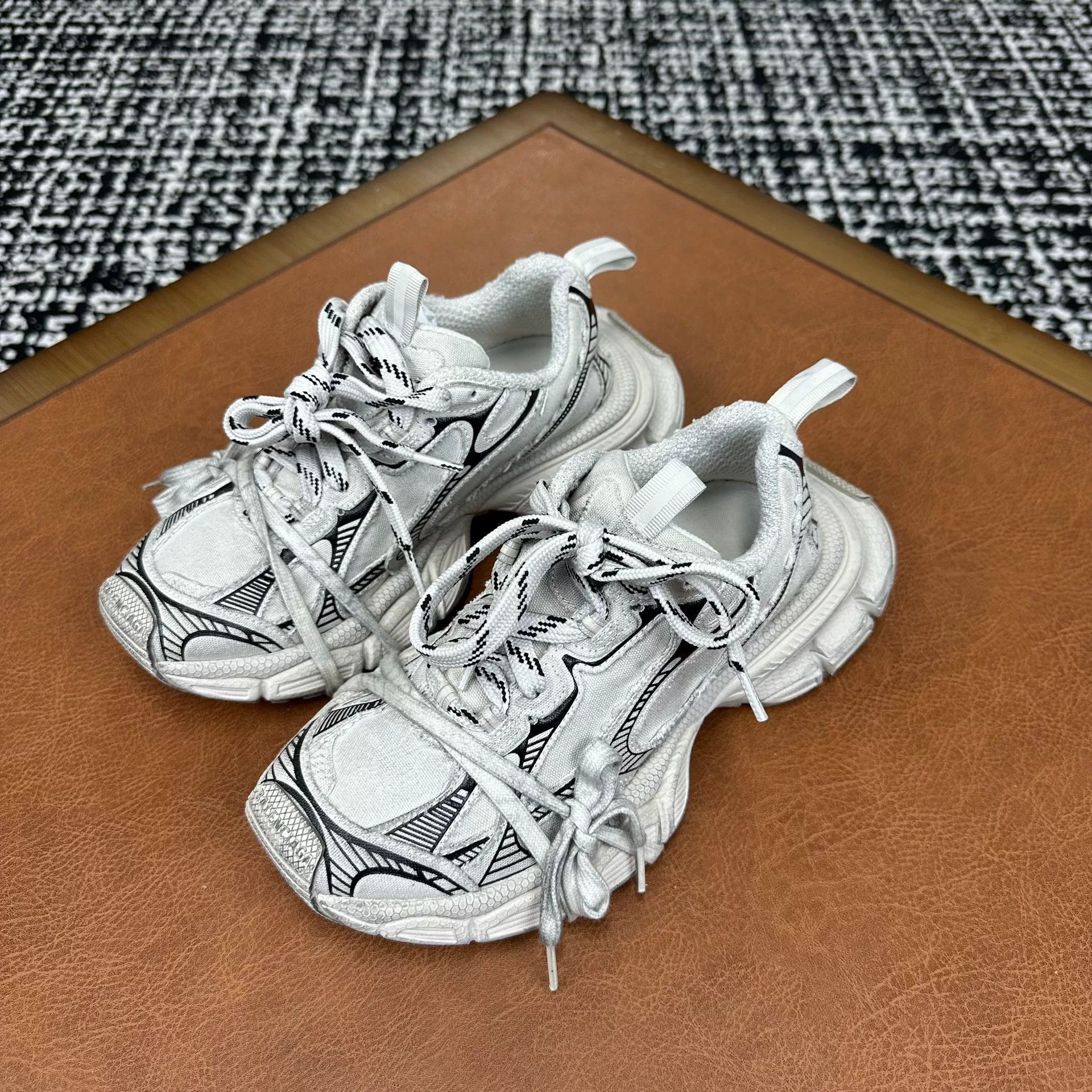 Balenciaga Balenciaga Beige Lowtop Sneakers it_36 Women Size US 6 / IT 36 - 1 Thumbnail