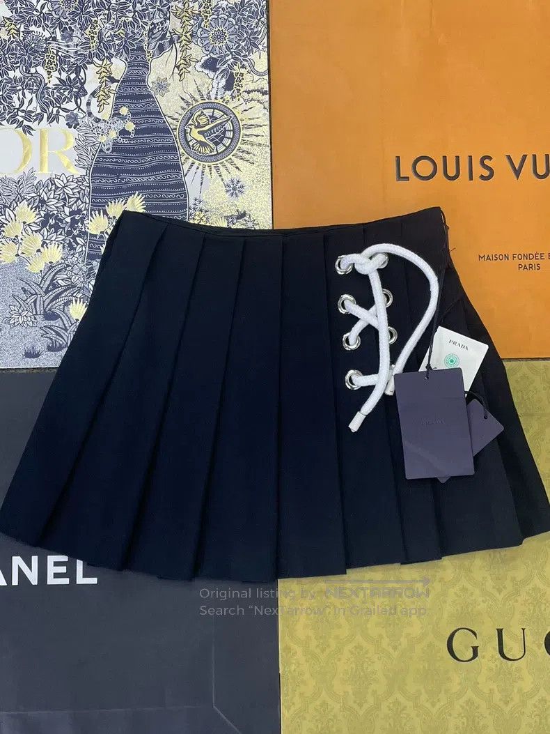 Prada Prada 25 early white lace-on black pleated skirt Size 25" / US 0 / IT 36 - 1 Thumbnail