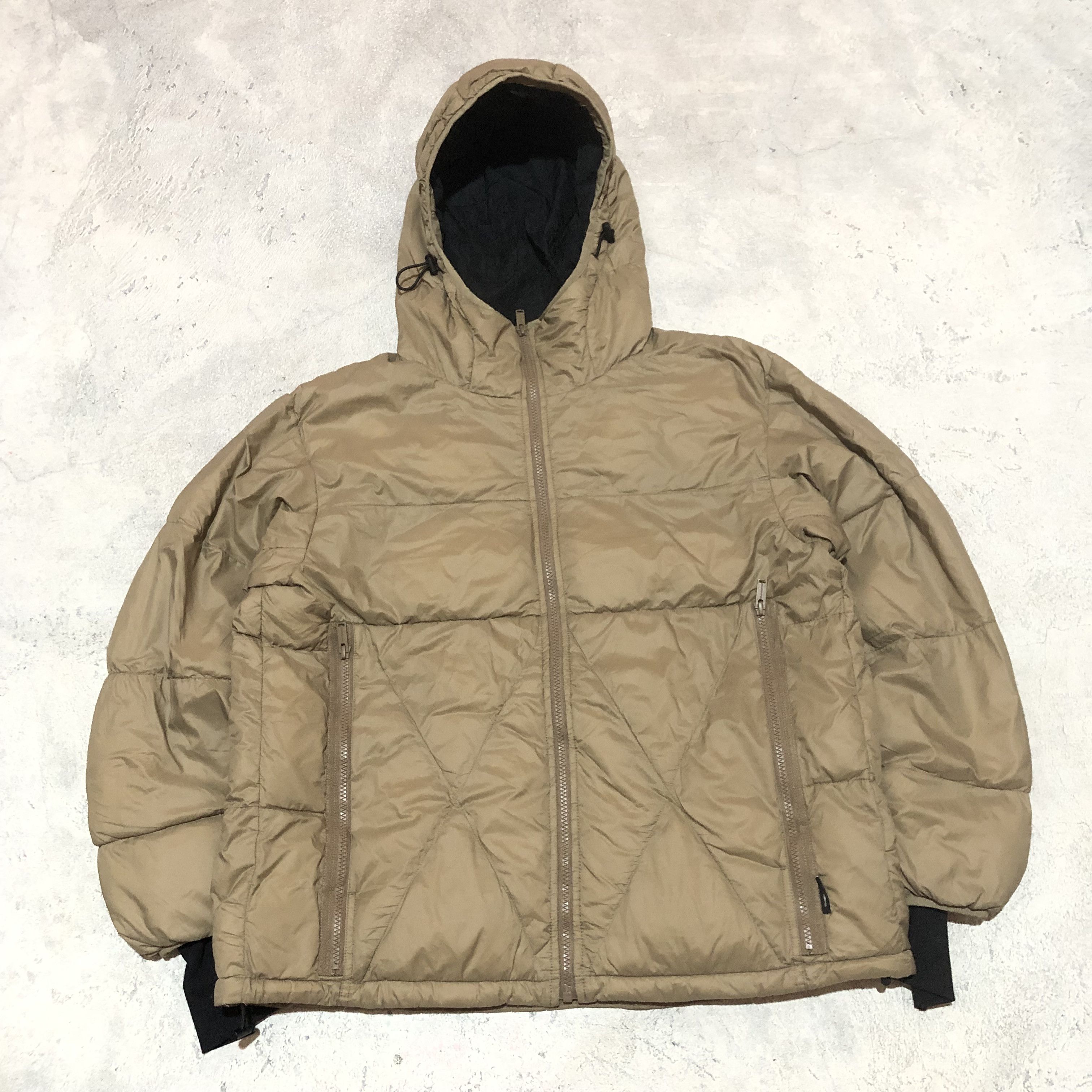 GU × Undercover Undercover GU Padded Puffer Jacket Beige Size US L / EU 52-54 / 3 - 1 Thumbnail