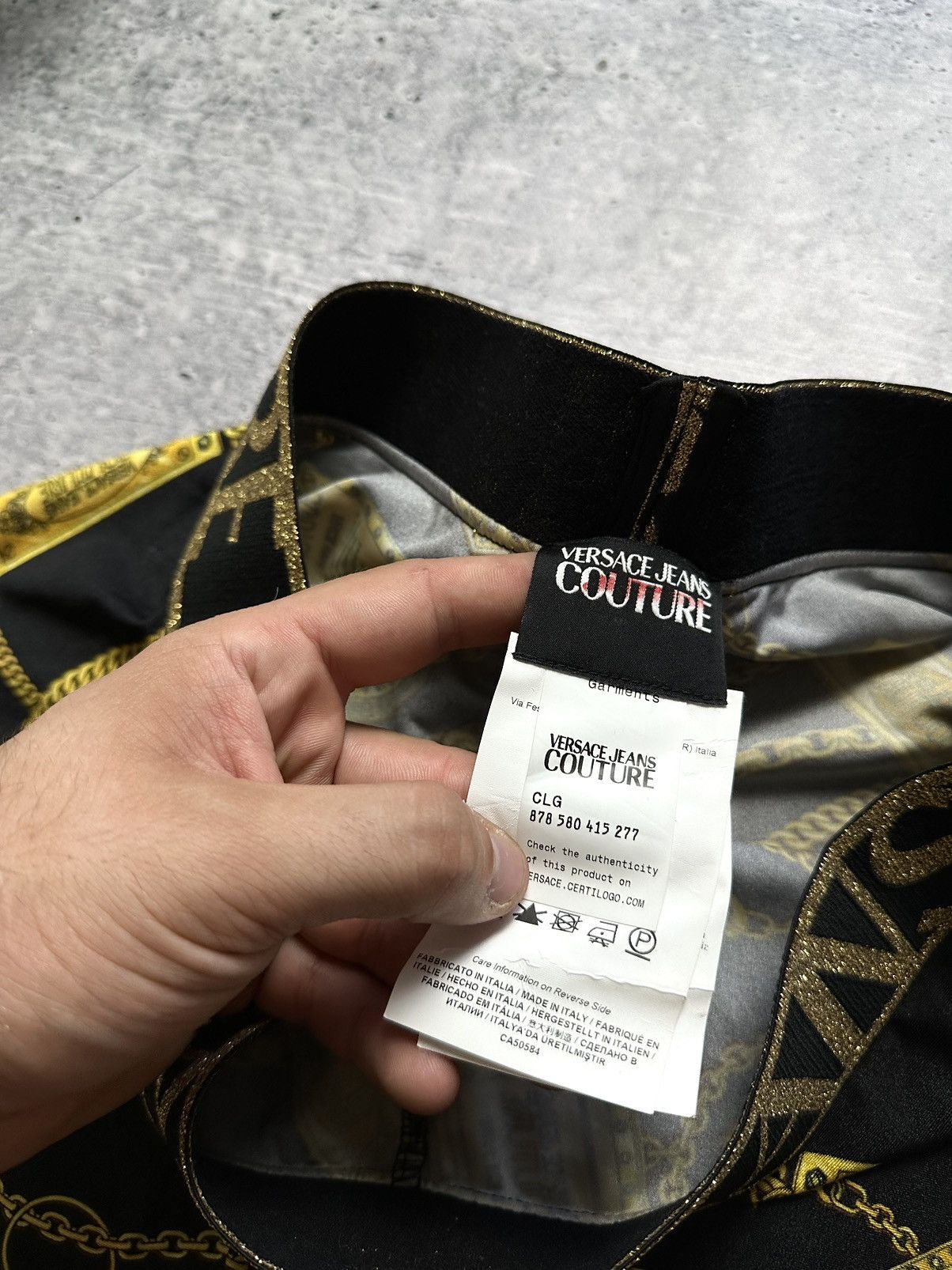 Versace Jeans Couture Versace Jeans Couture Logomania Print Cycling Y2K Shorts Size 32" / US 10 / IT 46 - 5 Thumbnail