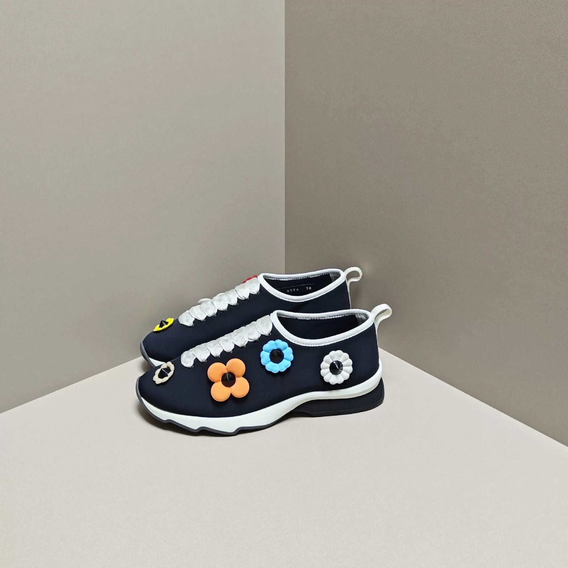 Fendi Fendi Casual Lowtop Sneakers us_8 Women Size US 8 / IT 38 - 1 Thumbnail