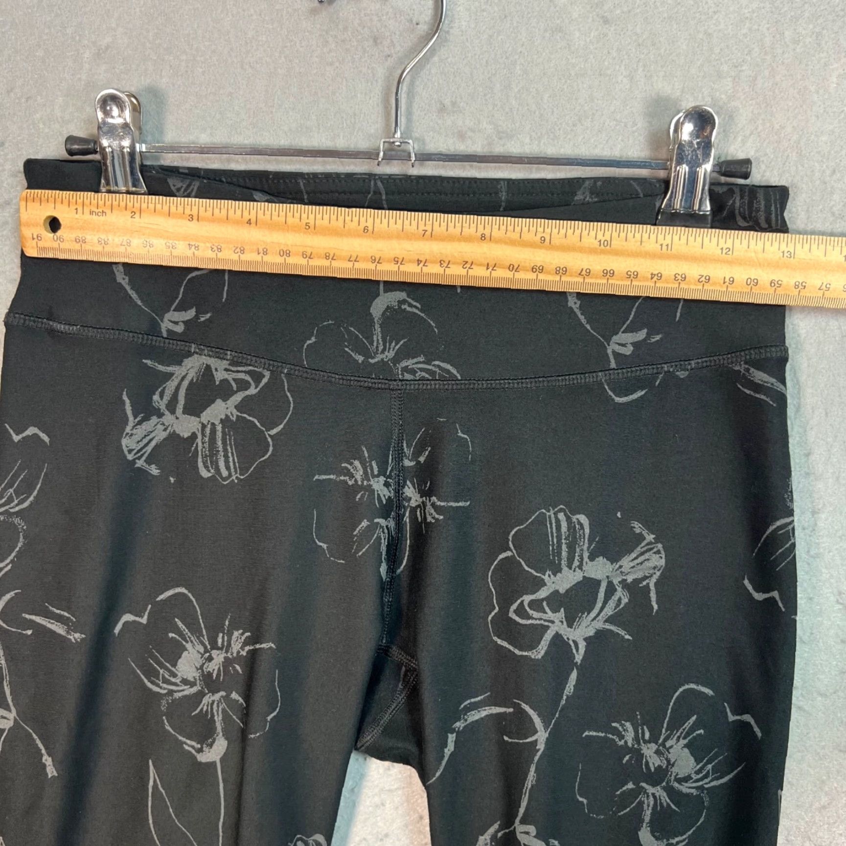 Fabletics VINTAGE Fabletics Womens XS Black Floral Print High-Waisted Leggings Size 26" / US 2 / IT 38 - 4 Thumbnail
