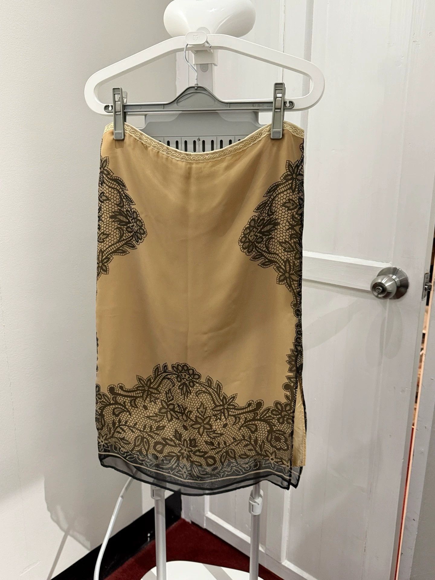 Share Spirit Homme ShareSpirit Silk Mink Beige Halter Skirt 36 Size 25" / US 0 / IT 36 - 4 Thumbnail
