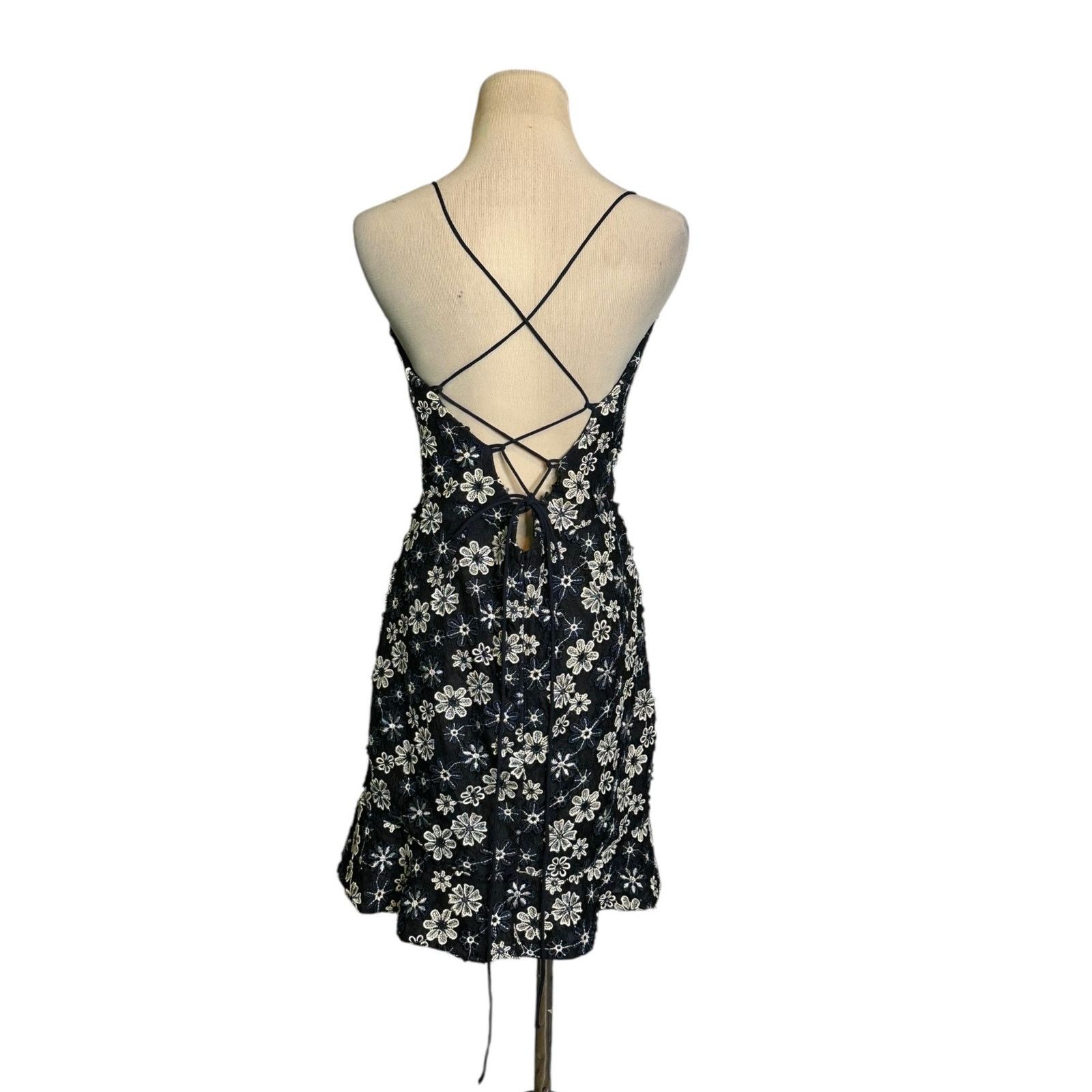 REVOLVE NBD Marilyn blue white floral embroidered mini dress size M Size M / US 6-8 / IT 42-44 - 2 Thumbnail