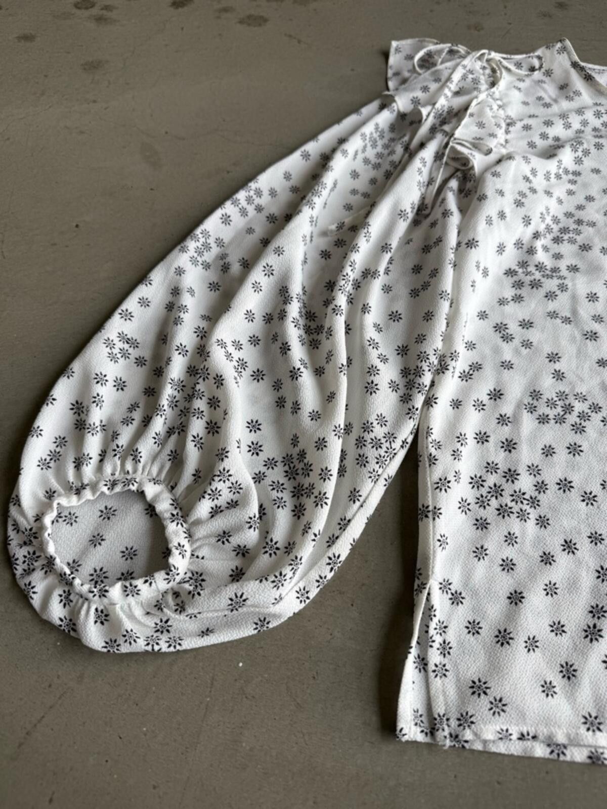 Vince Camuto Vince Camuto / Floral Flutter Sleeve Blouse / White Black Size S / US 4 / IT 40 - 4 Thumbnail