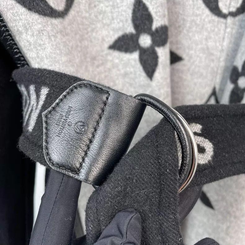 Louis Vuitton Louis Vuitton Cashmere Logo-covered bathrobe coat Size XXS / US 00 / IT 34 - 4 Thumbnail
