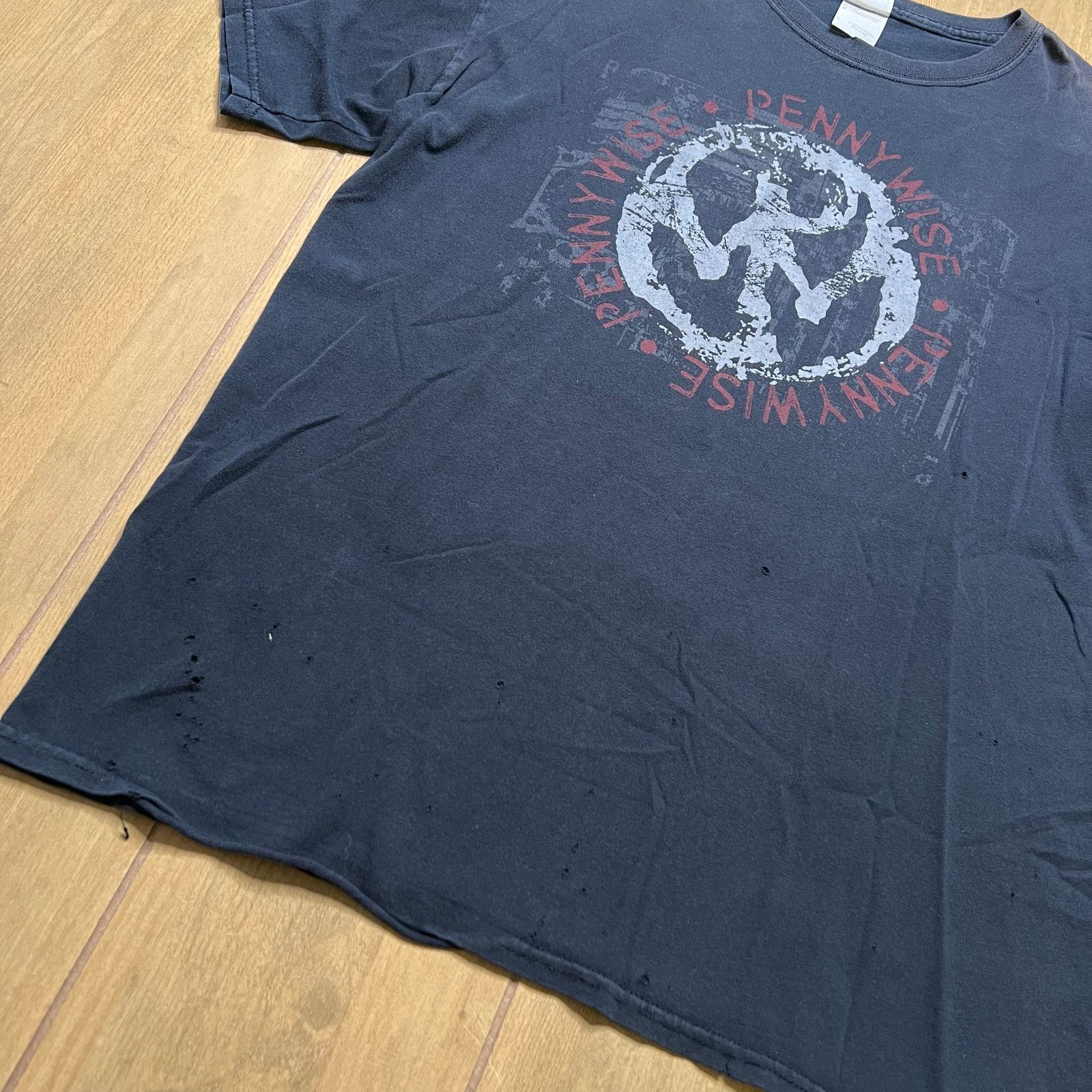 Gildan Vintage Pennywise band logo t-shirt Men Sz Large Distress Size US L / EU 52-54 / 3 - 10 Thumbnail
