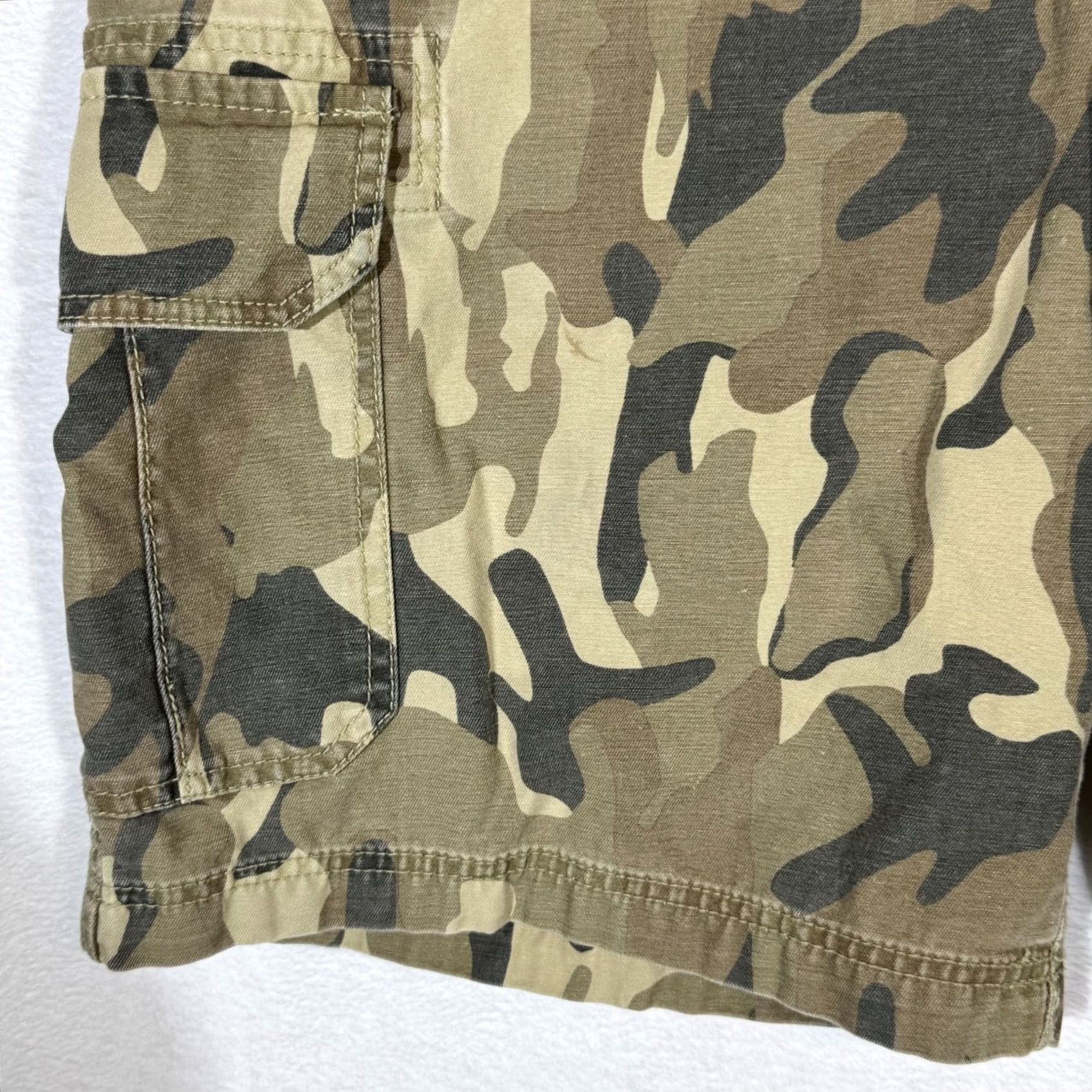 Izod Izod Cargo Shorts Men 38 Green Camouflage Cotton Classic Fit High-Rise Casual Pockets Summer Mens Size US 38 / EU 54 - 5 Thumbnail