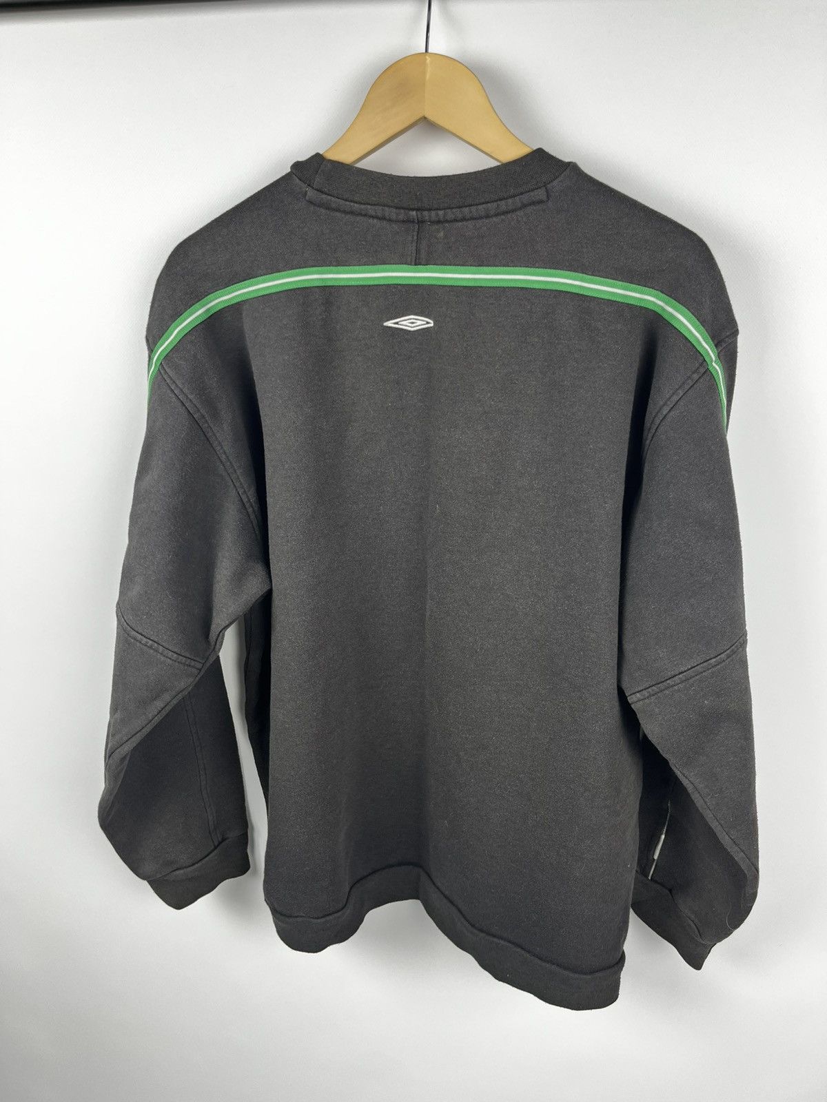 Umbro CELTIC 2004 FOOTBALL SOCCER SWEATSHIRT UMBRO sz M MEN BLACK Size US XL / EU 56 / 4 - 13 Thumbnail