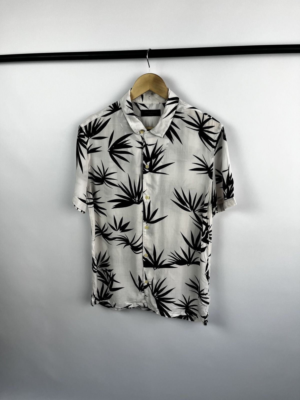 Allsaints All Saints Bhutan Shirt Men’s Medium White Floral Size US M / EU 48-50 / 2 - 6 Thumbnail
