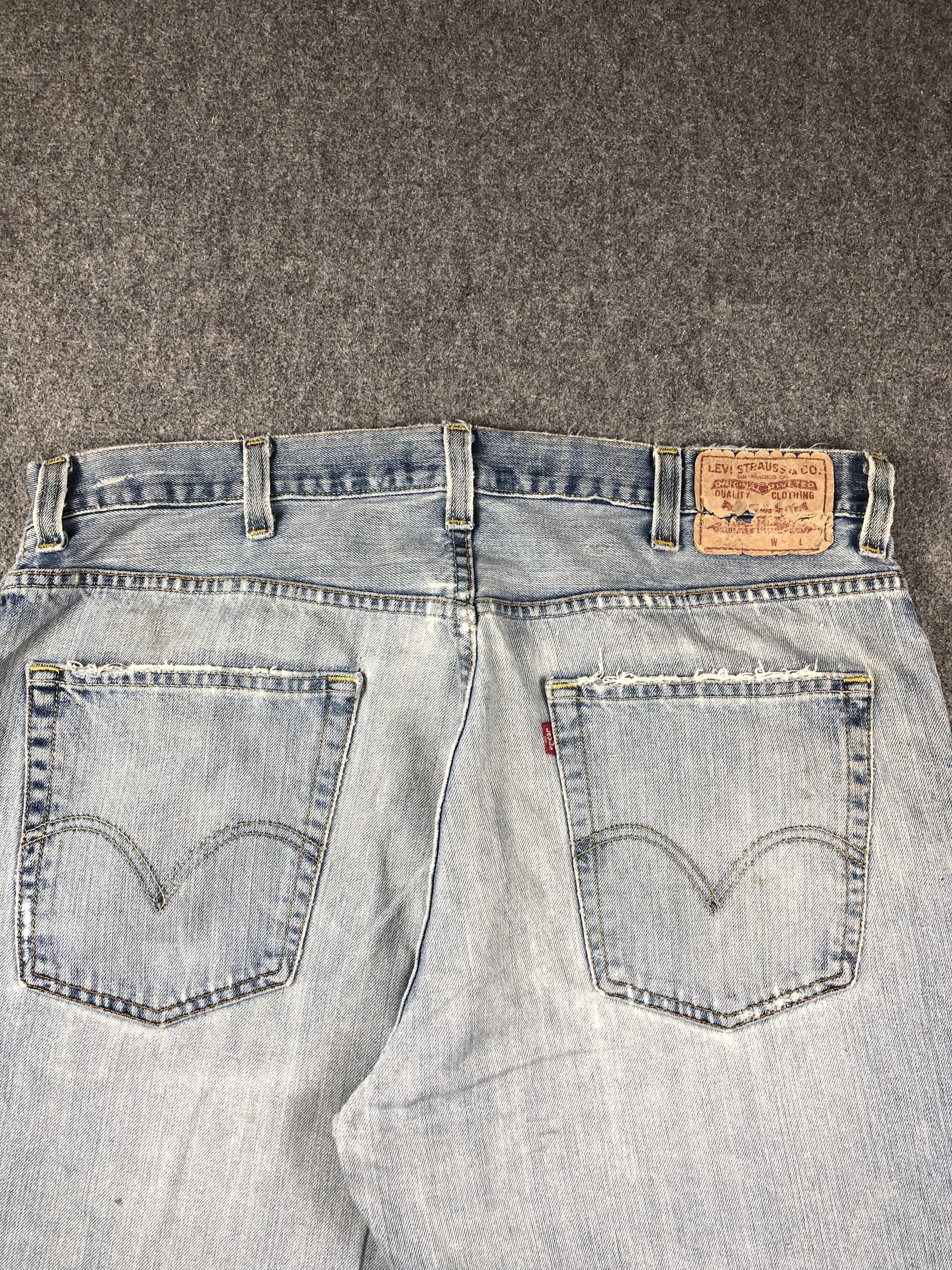 Vintage Disressed Levis 569 Light Wash Jeans DP2270