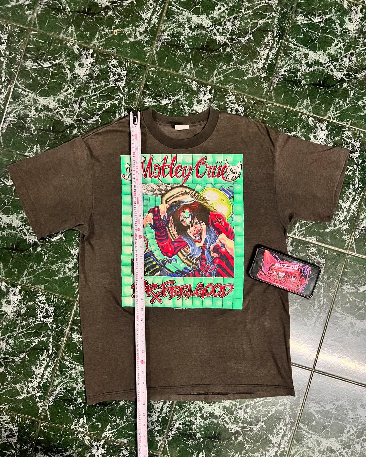Vintage Motley Crue(Crue’s back and they brought the doctor 1989) Size US L / EU 52-54 / 3 - 5 Thumbnail