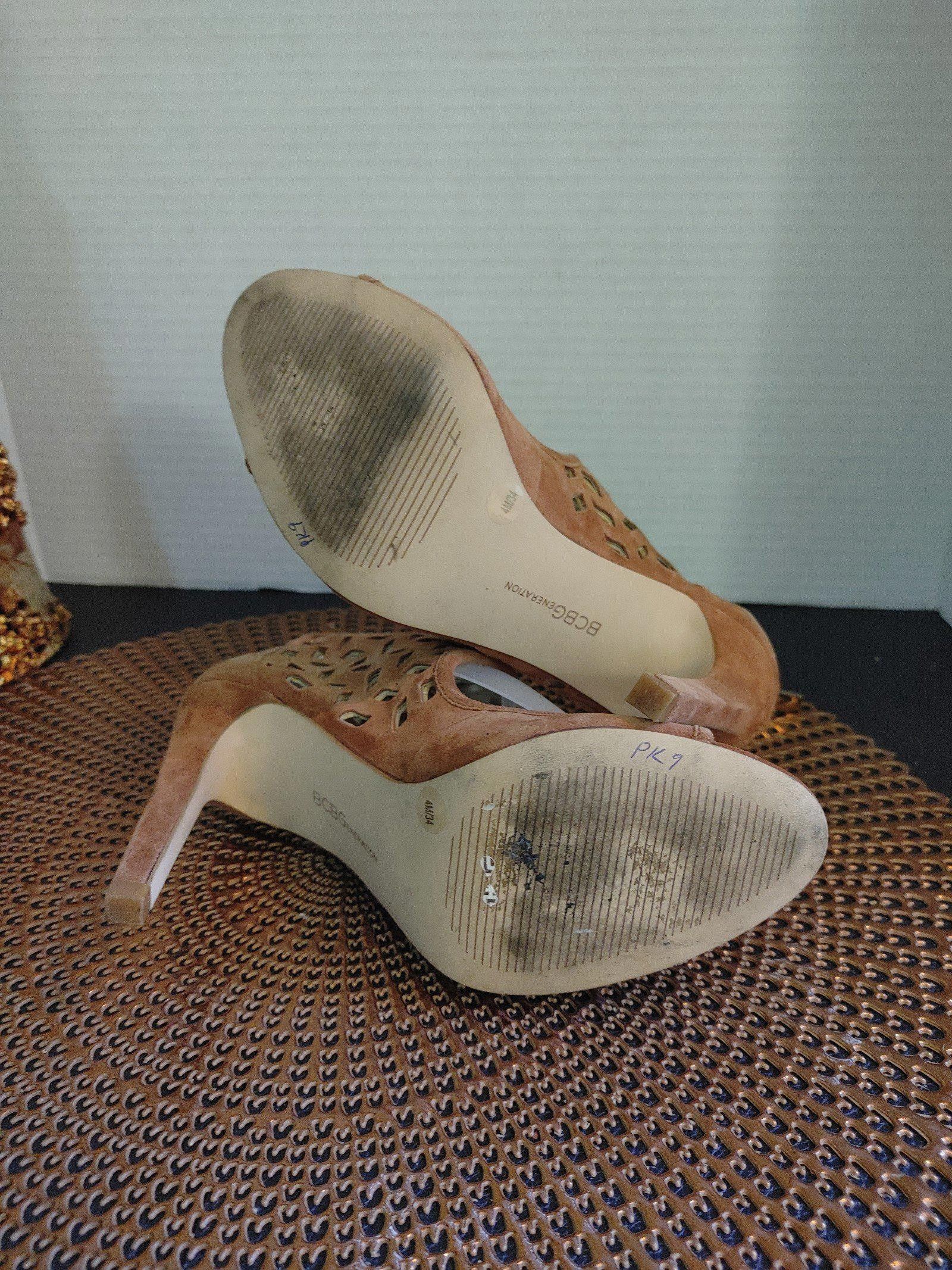 Designer BCBG Camdynn Suede Heels Size 4M Size US 7.5 / IT 37.5 - 6 Thumbnail