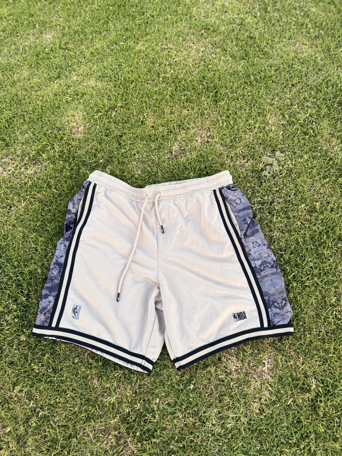 NBA NBA Tan and Gray Athletic Shorts Size US 32 / EU 48 - 1 Thumbnail