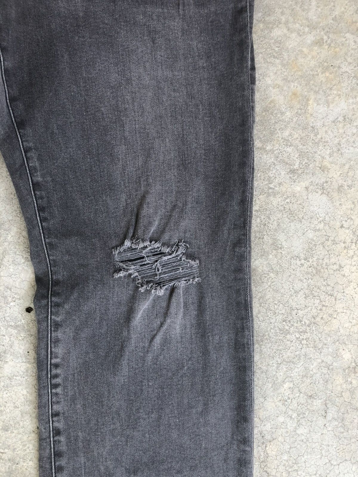 GU × Undercover Undercover x Gu Distressed Slim Jeans Size US 33 - 9 Thumbnail