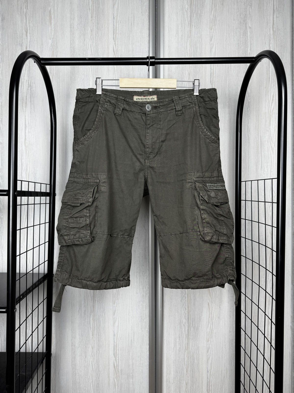 Alpha Industries Alpha Industries Khaki Green Cargo shorts size 33 Size US 33 - 1 Thumbnail