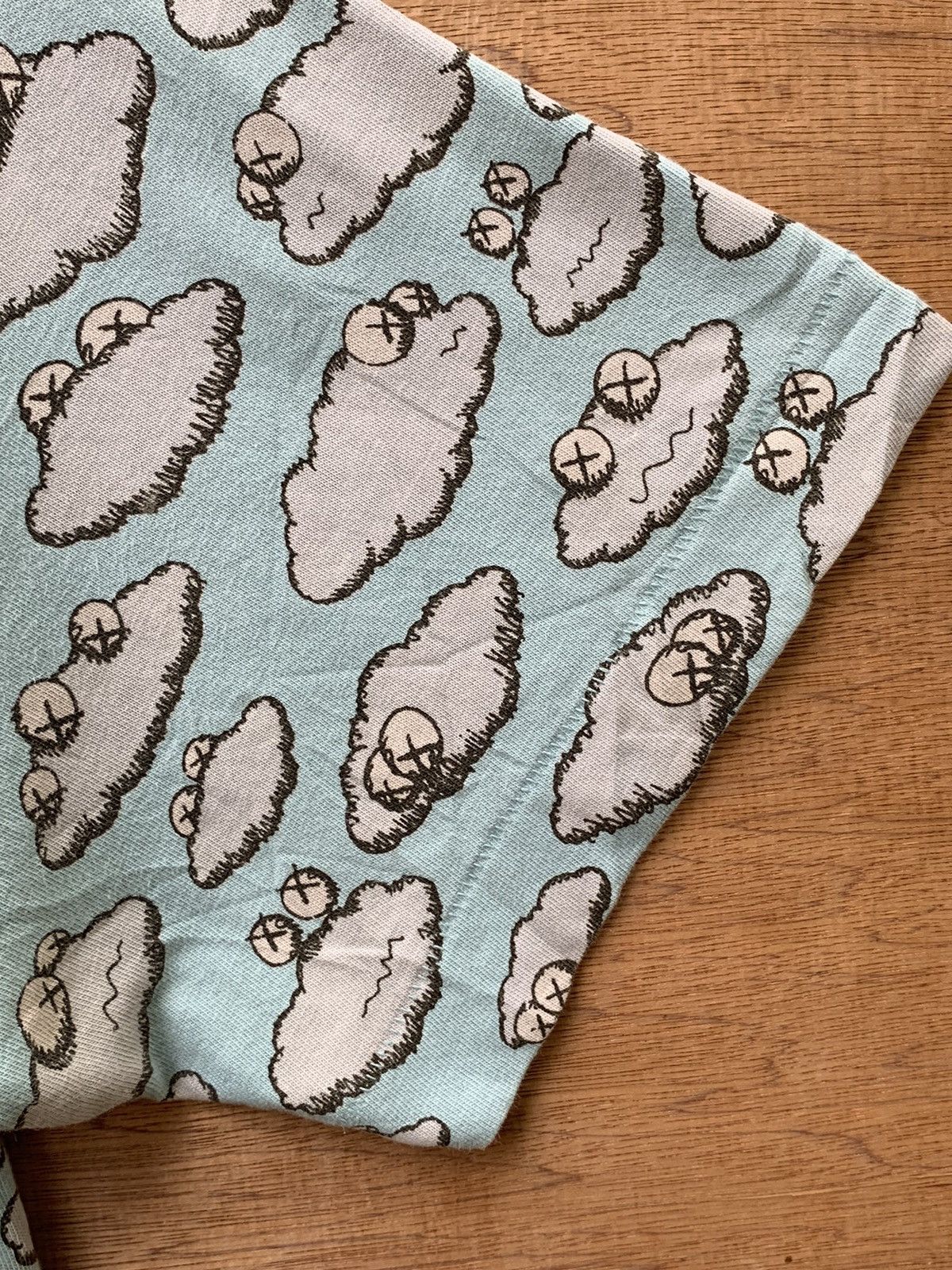Kaws × Uniqlo Uniqlo x Kaws Cloud T shirt Size US L / EU 52-54 / 3 - 10 Thumbnail
