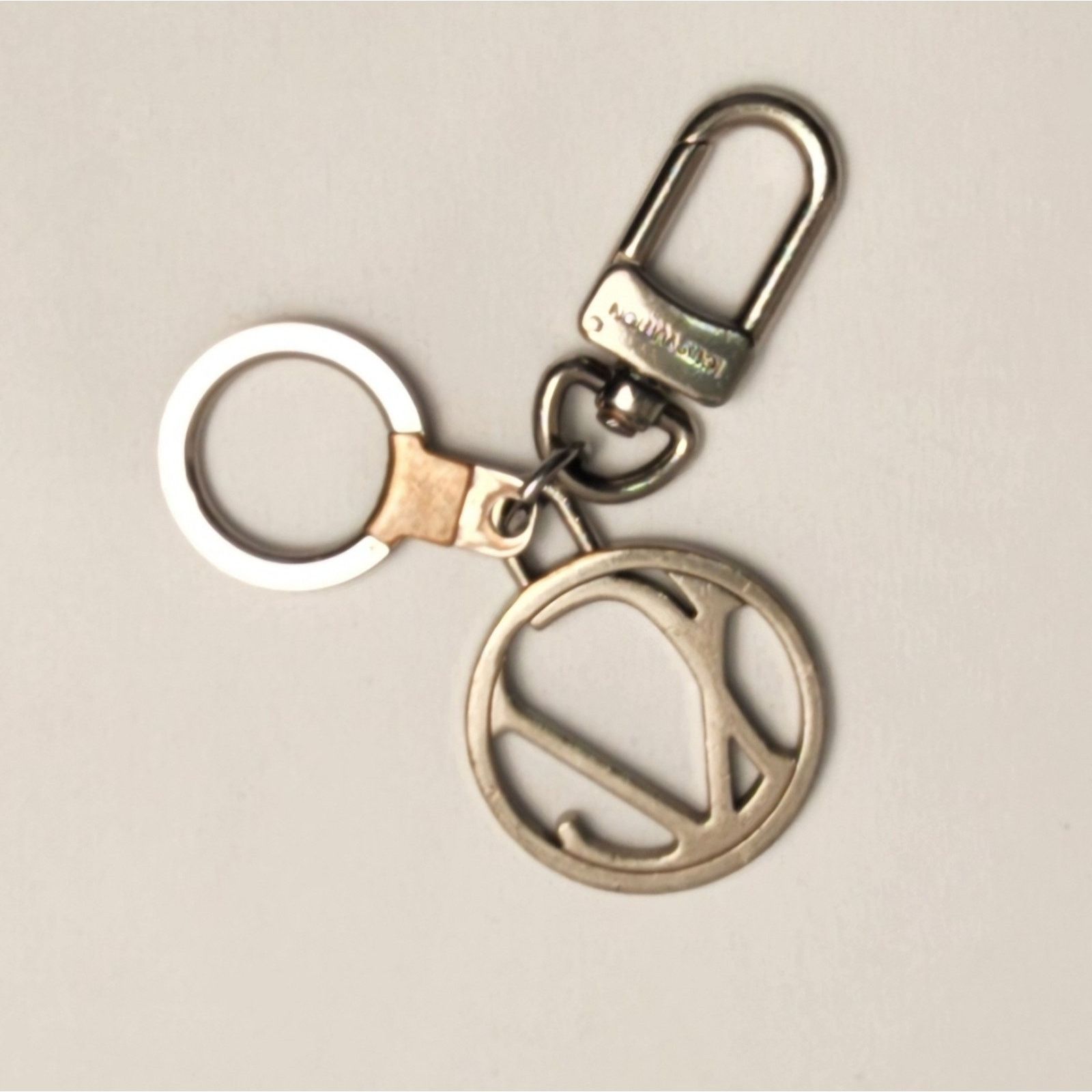 Louis Vuitton Auth Louis Vuitton Silver Taiga Porte Cles Neo Ring Keychain Size ONE SIZE - 4 Thumbnail