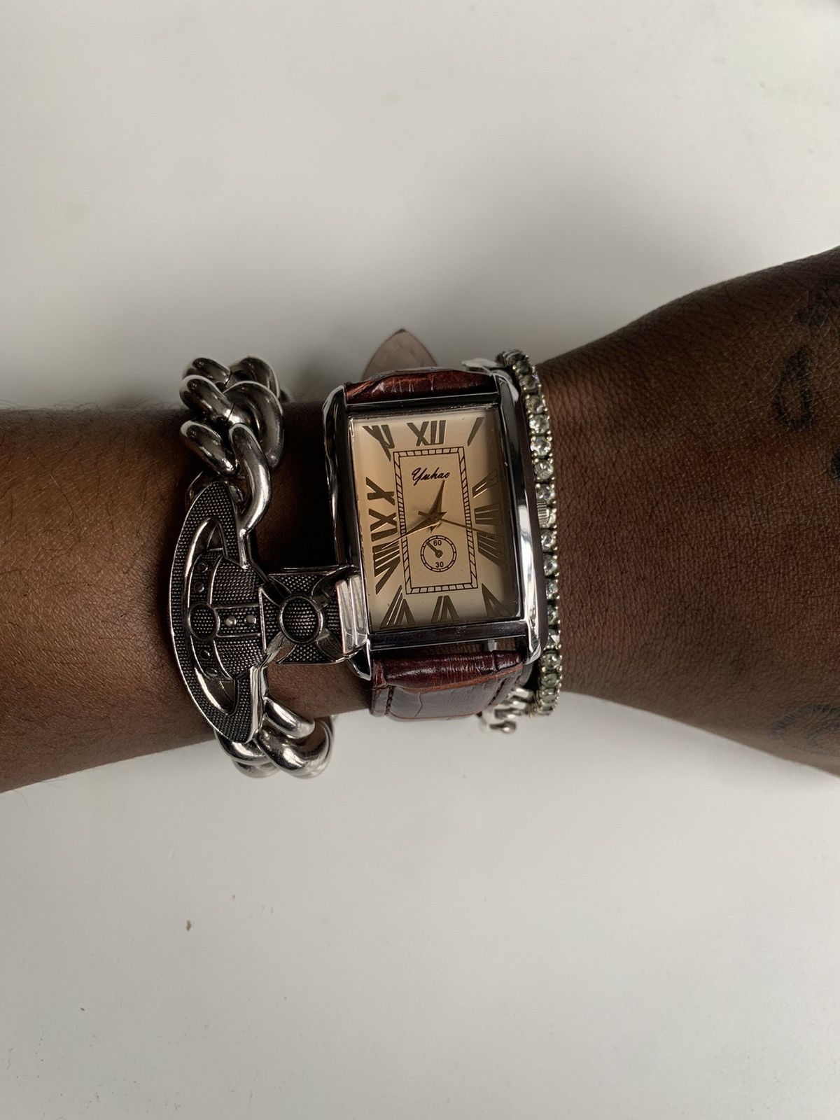 Vintage Vintage 90s vintage retro luxury style gold leather watch Size ONE SIZE - 1 Thumbnail