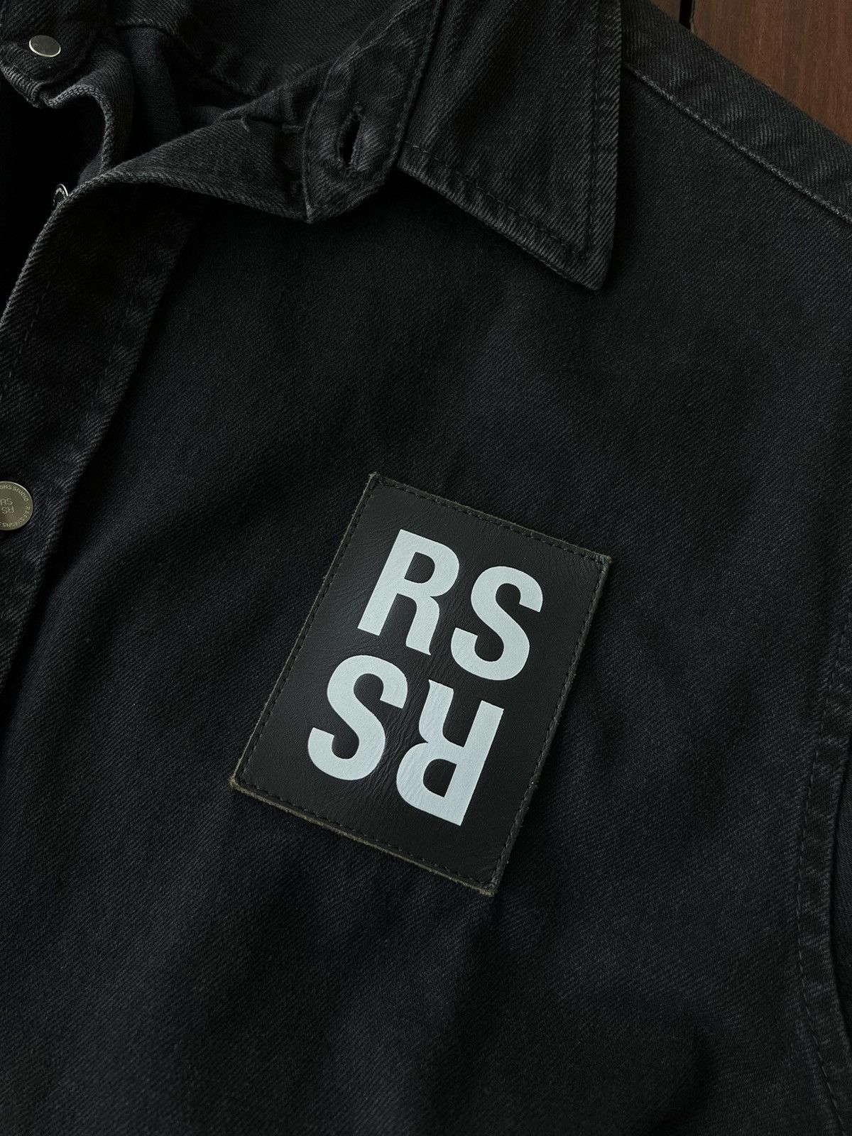Raf Simons SS18 Raf Simons Black Denim Shirt with Elastic on the Back Size US S / EU 44-46 / 1 - 8 Thumbnail