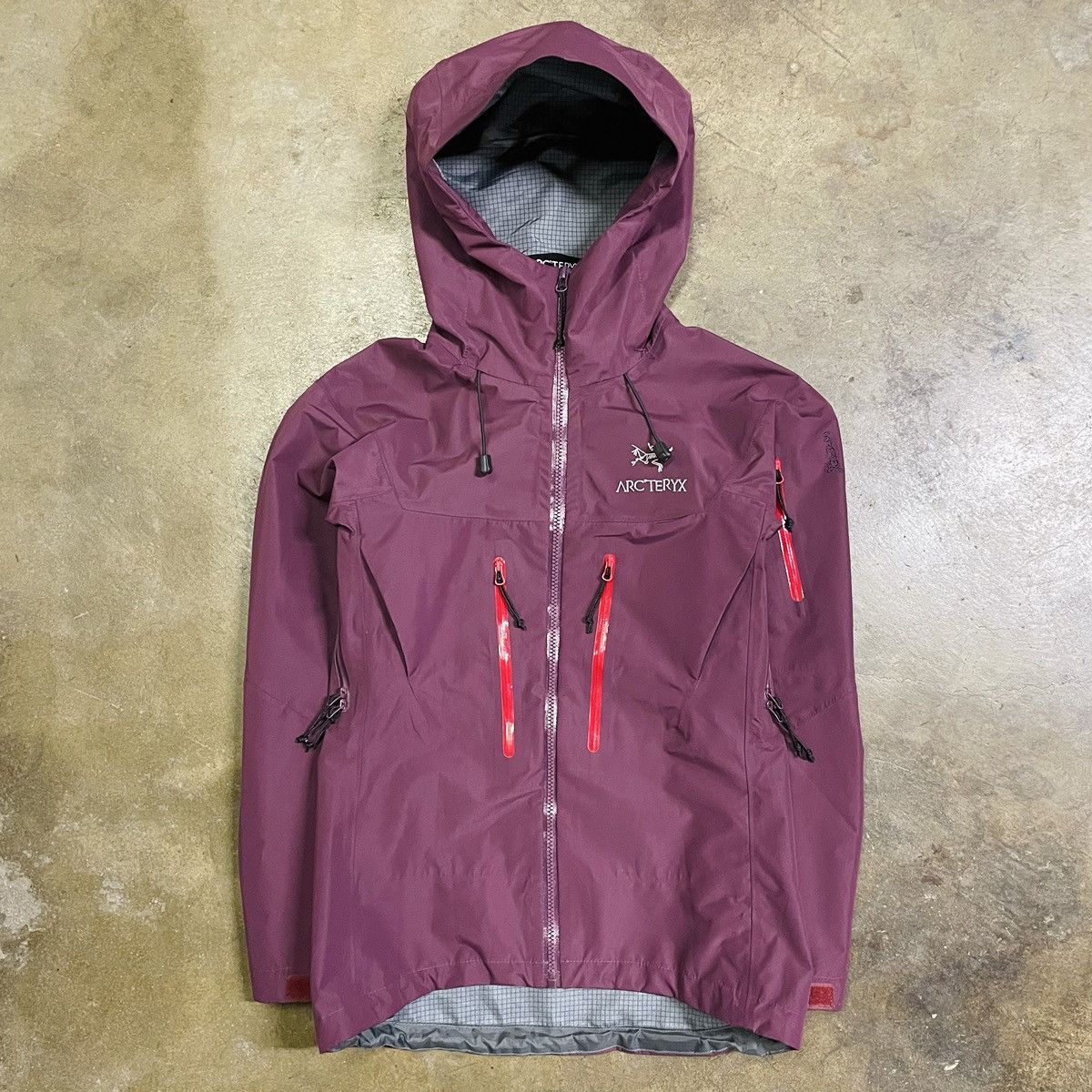 Image of Arcteryx Arc’Teryx Women’S Alpha Sv L Gore-Tex Shell Rain Gorp Jacket in Maroon, Men's (Size Small)