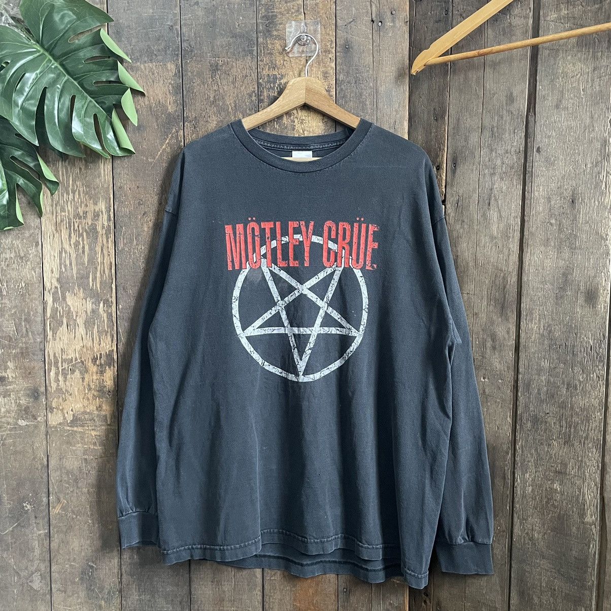 Band Tees × Vintage Vintage Motley Crue Tour 2005 Longsleeve Tshirt Size US XL / EU 56 / 4 - 1 Thumbnail