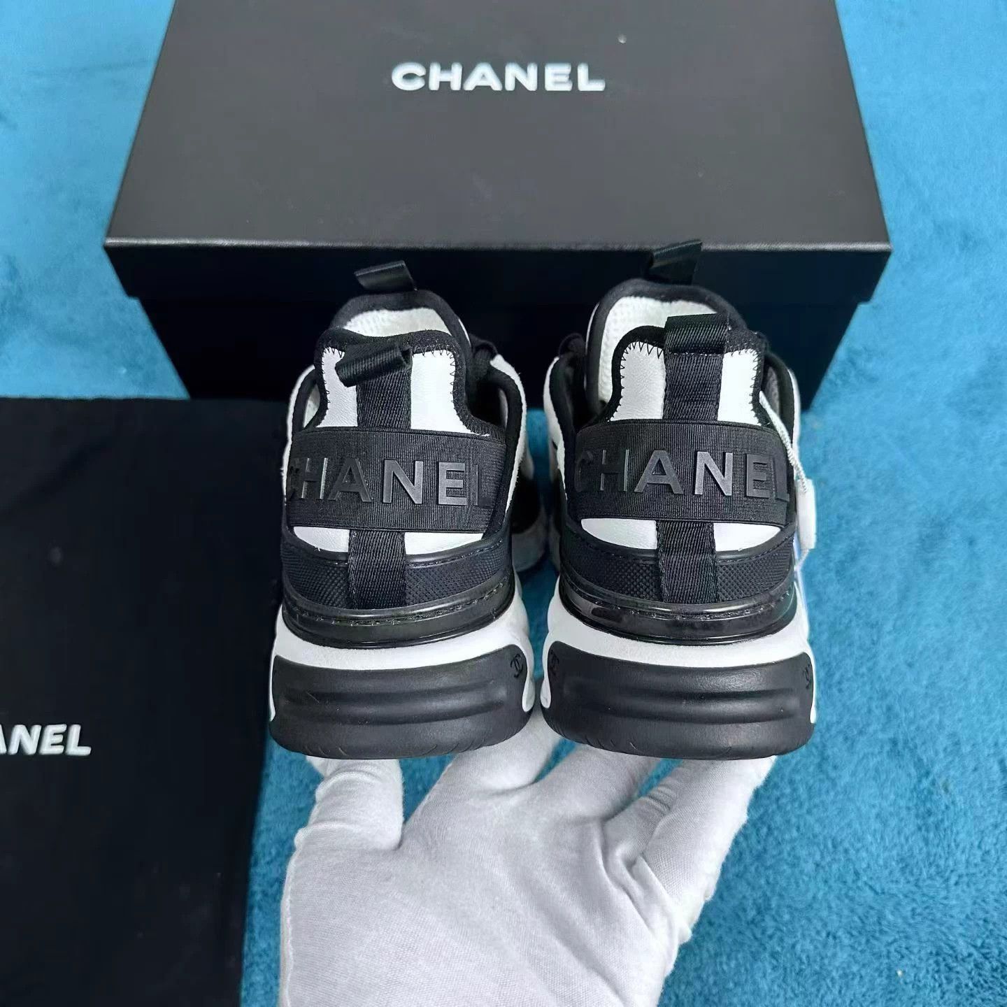Chanel Chanel Gold Logo Leather Low-Top Sneakers Black/White 37.5 Size US 6.5 / IT 36.5 - 4 Thumbnail