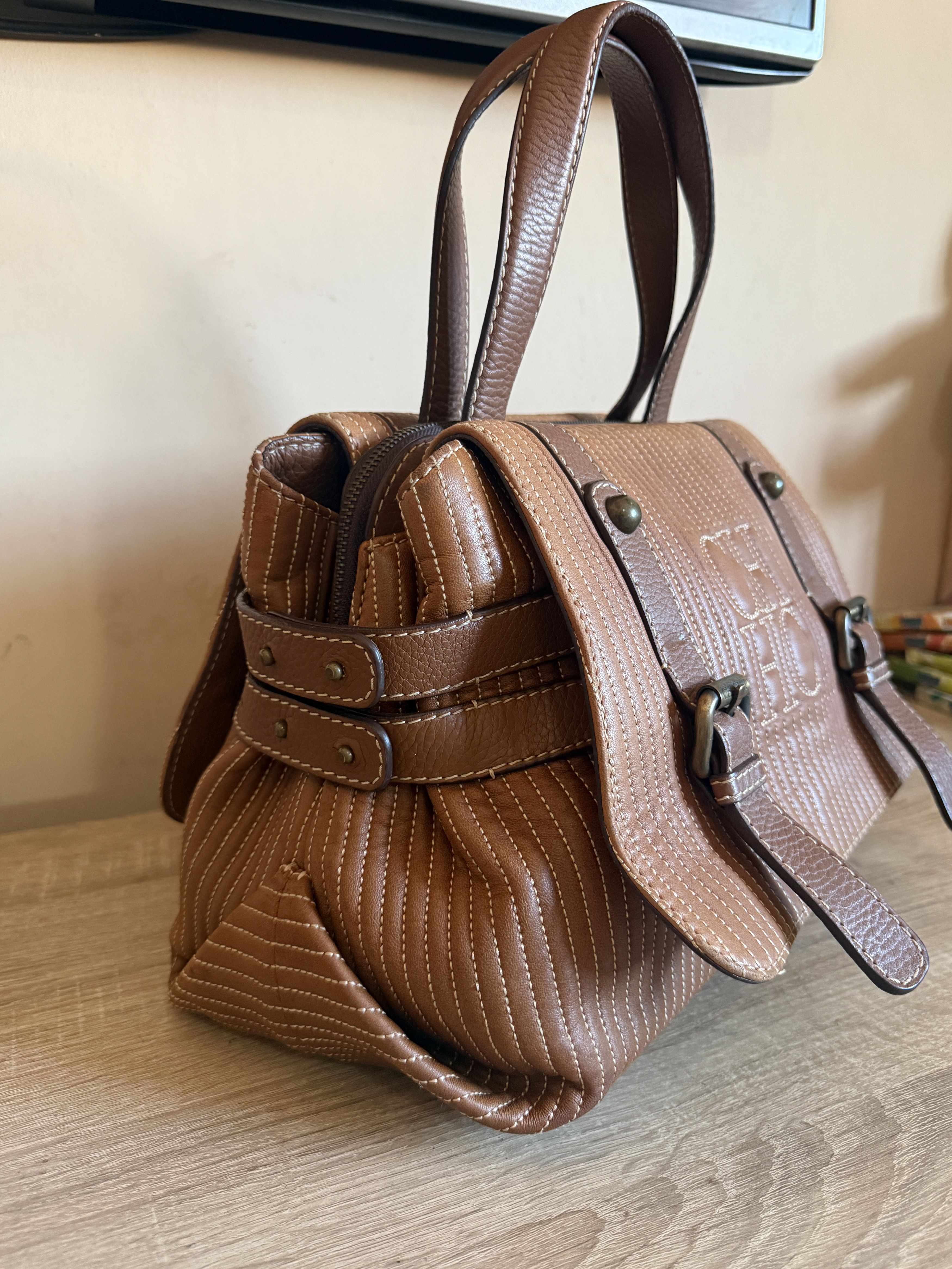 Carolina Herrera Rare handbag quilted leather camel brown CH monogrammed Size ONE SIZE - 3 Thumbnail