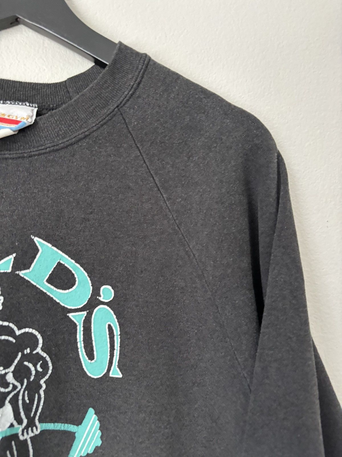 Vintage Vintage 80s Faded Gold’s Gym Crewneck Sweatshirt Size US L / EU 52-54 / 3 - 8 Thumbnail