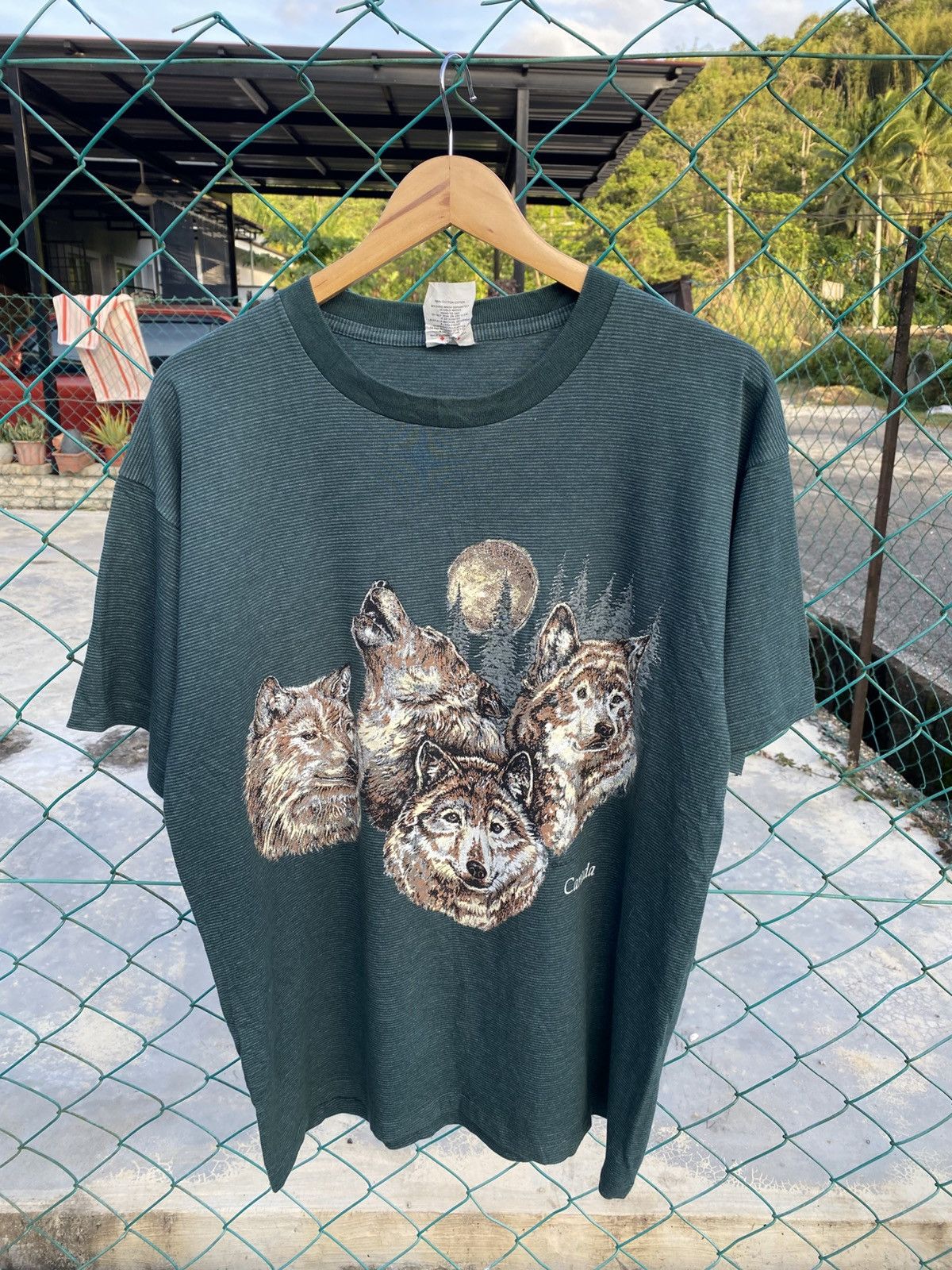 Vintage Y2K canada wolf tshirt