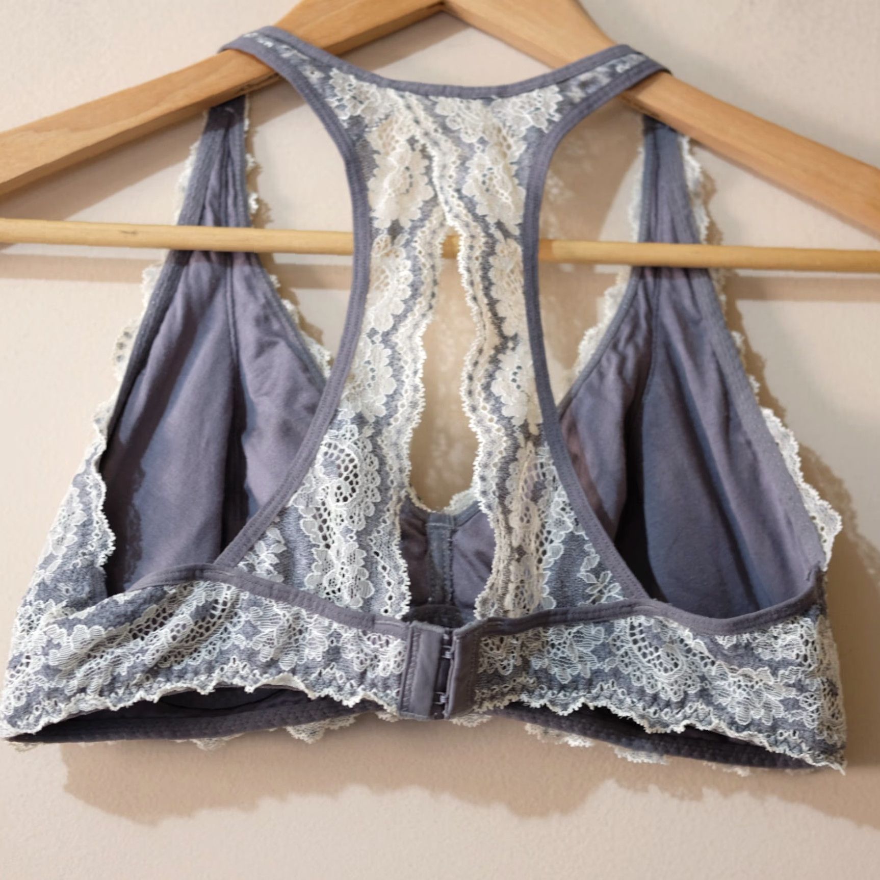 Vintage Felina Wireless Unpadded Lace Bralette Bra Grey/Cream Size L Felina Bra L Grey/Cream Women Bralette 90s? Size ONE SIZE - 2 Thumbnail
