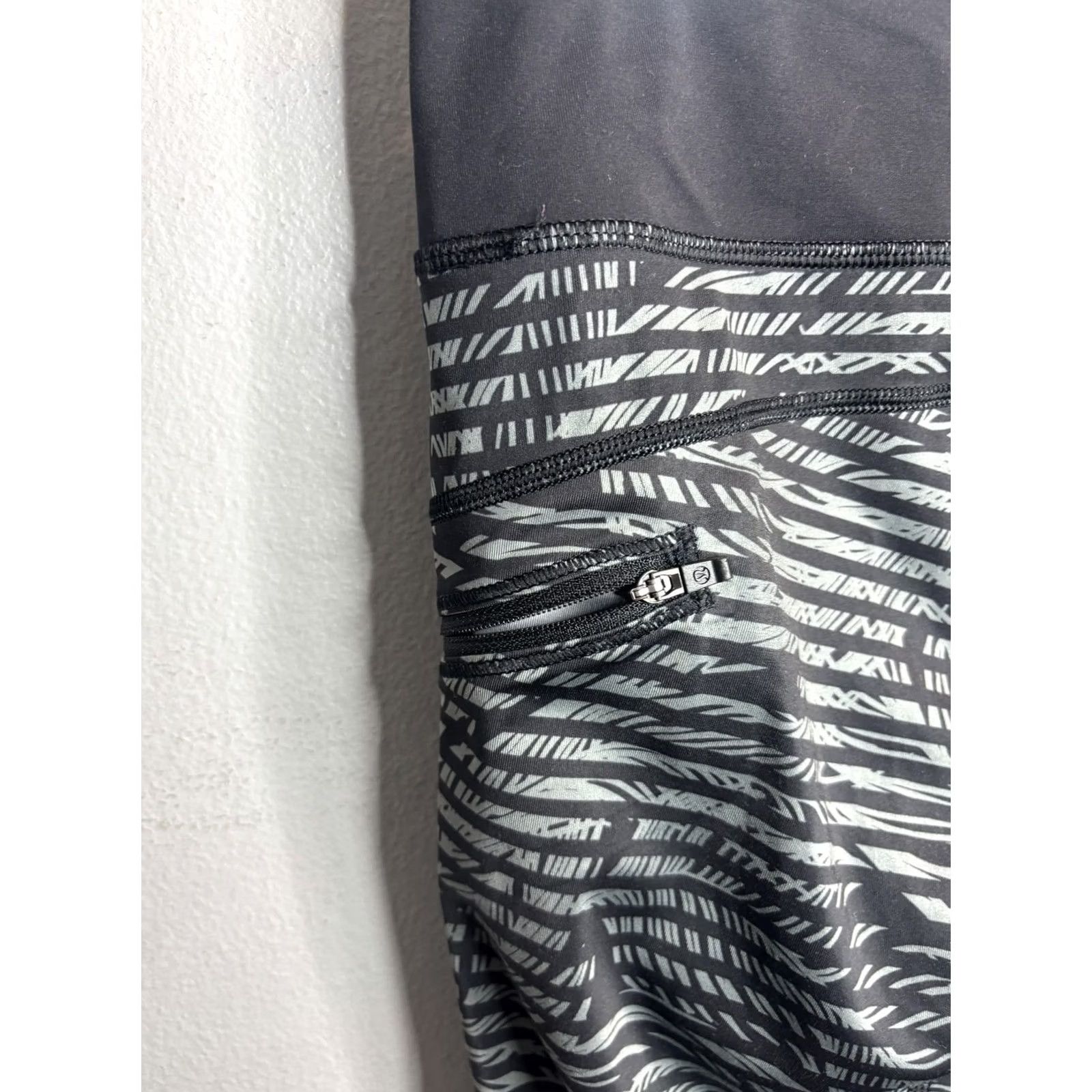Lululemon Lululemon Womens 6 Black Gray Printed Crop Capri Leggings Pocket Athletic Size 28" / US 6 / IT 42 - 3 Thumbnail