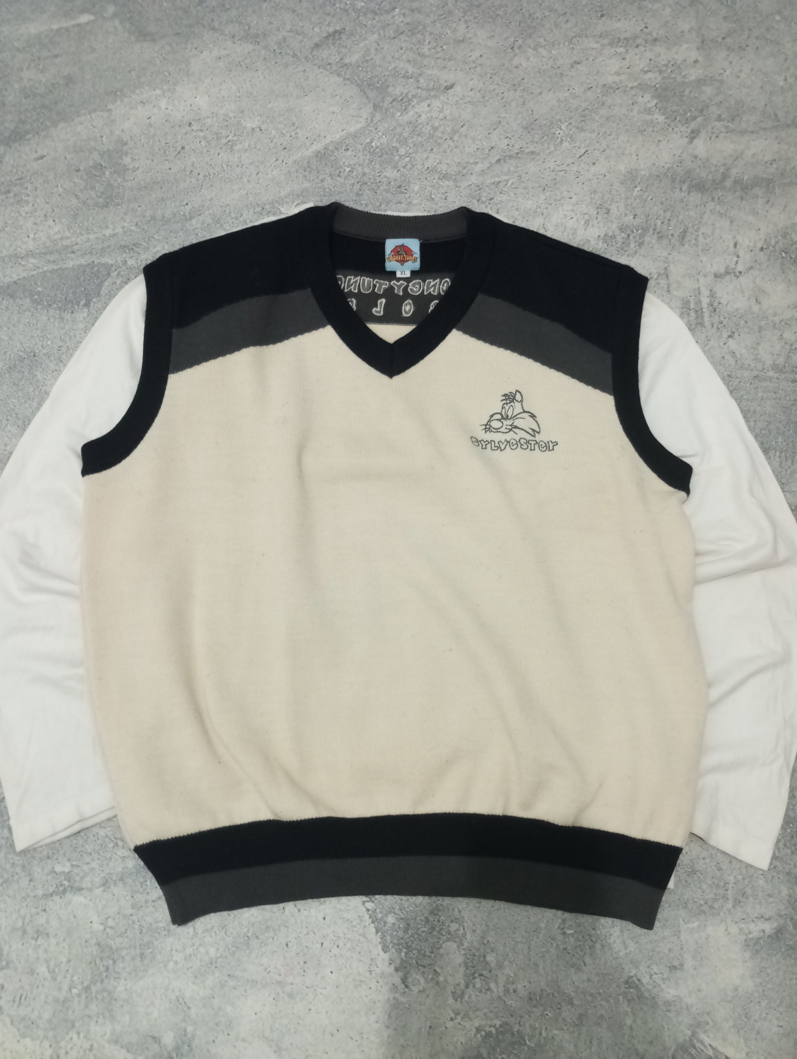 Japanese Brand × Vintage Vintage Cream Black 'Looney Tunes' Knit Vest Size US L / EU 52-54 / 3 - 1 Thumbnail