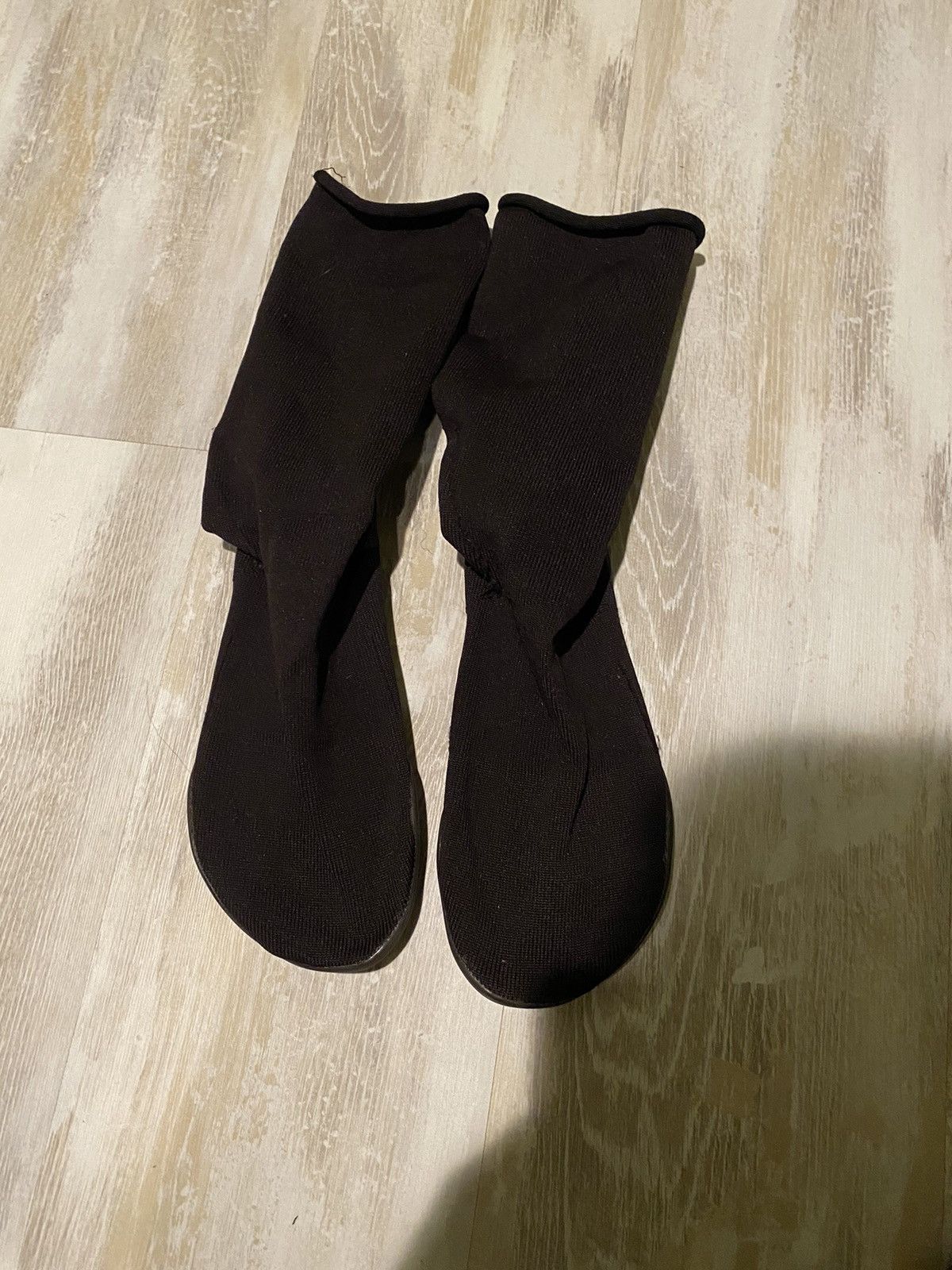 Yeezy Yeezy Pods Size US 8 / EU 41 - 2 Thumbnail