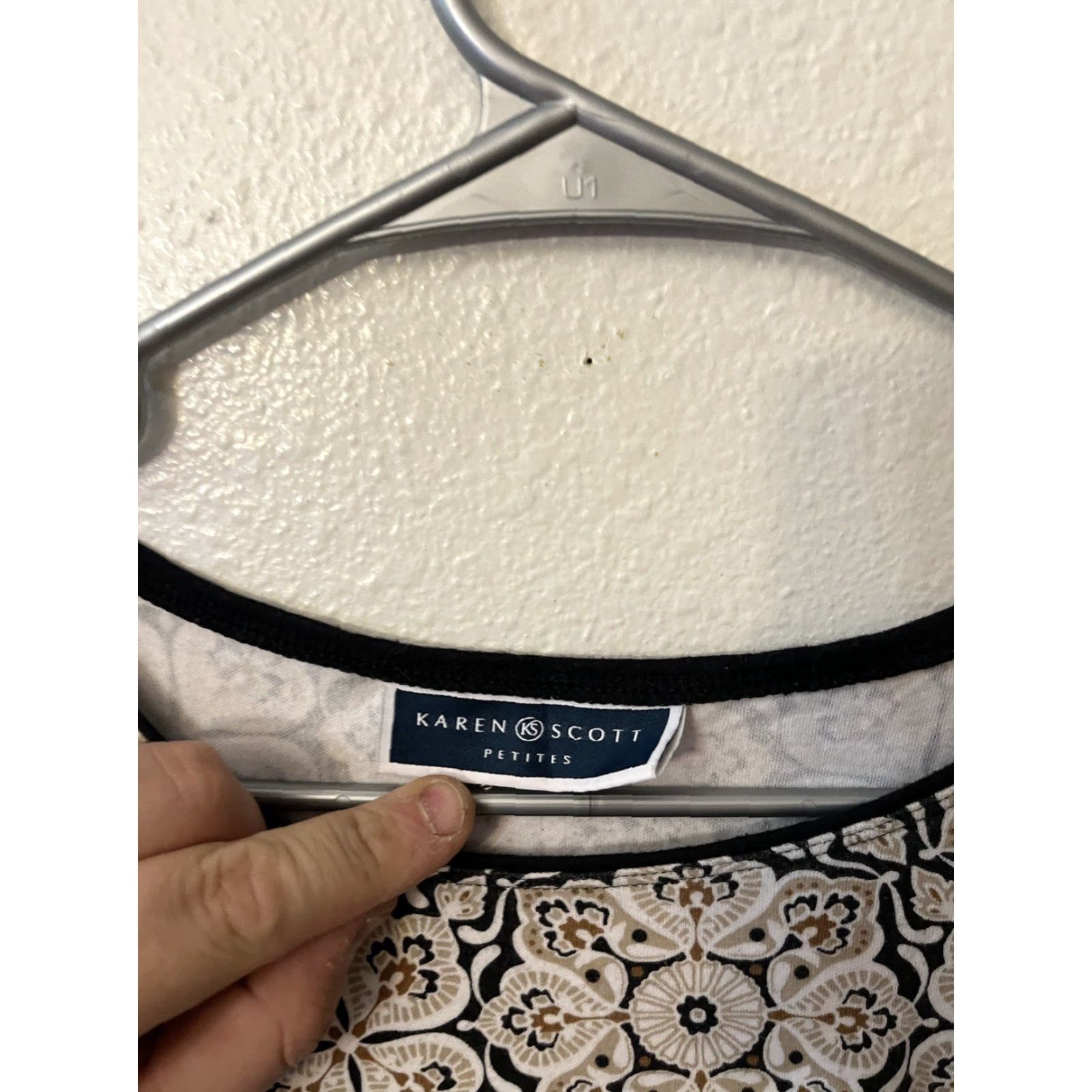 Vintage Karen Scott Geometric White Cotton V-Neck 3/4 Sleeve Petites Top PM Womens T-Shirt Size M / US 6-8 / IT 42-44 - 2 Thumbnail