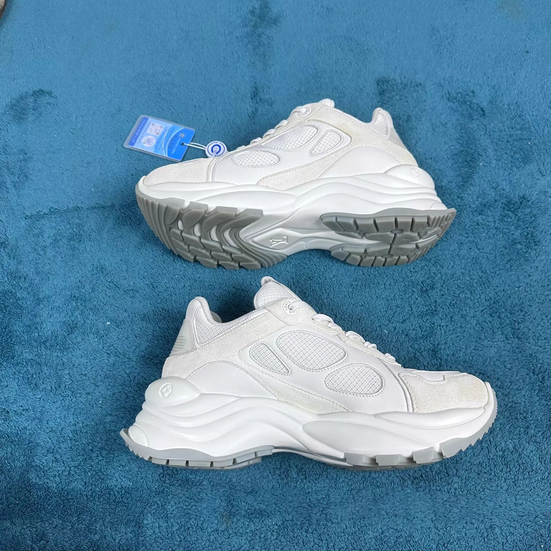 Louis Vuitton LV Run55 Low-Top Sneaker White 38.5 (NM) Size US 8 / IT 38 - 3 Thumbnail