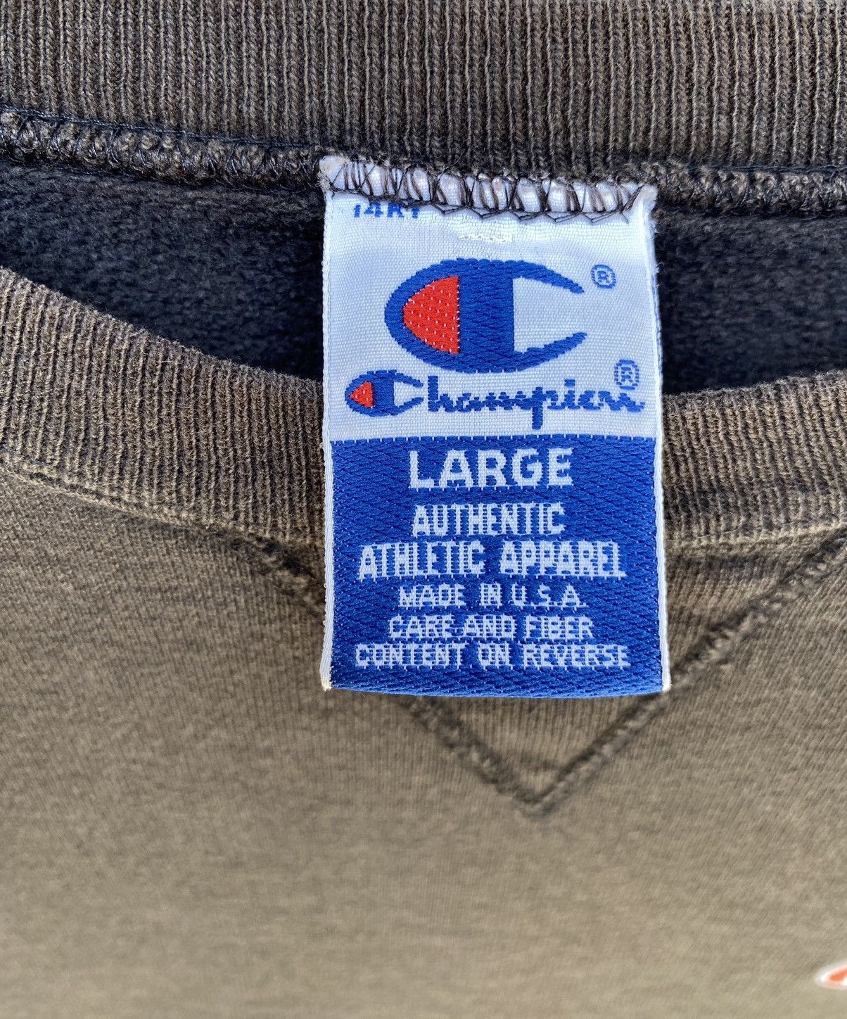 Champion Vintage Champion Sweatshirt Made In USA Crewneck Sun Faded Size US L / EU 52-54 / 3 - 10 Thumbnail