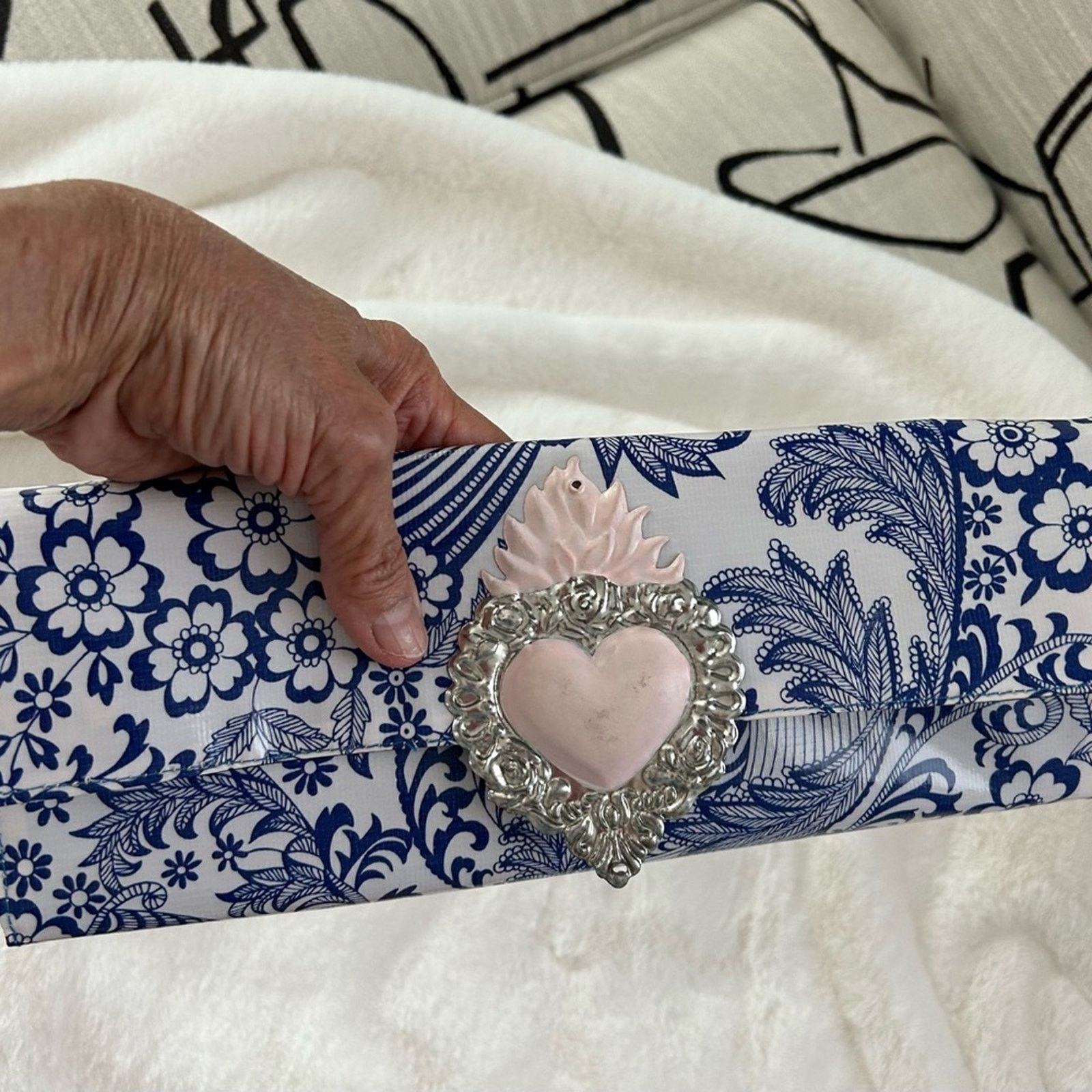 & Other Stories Women’s blue and white vinyl clutch with pink tin heart Size ONE SIZE - 6 Thumbnail