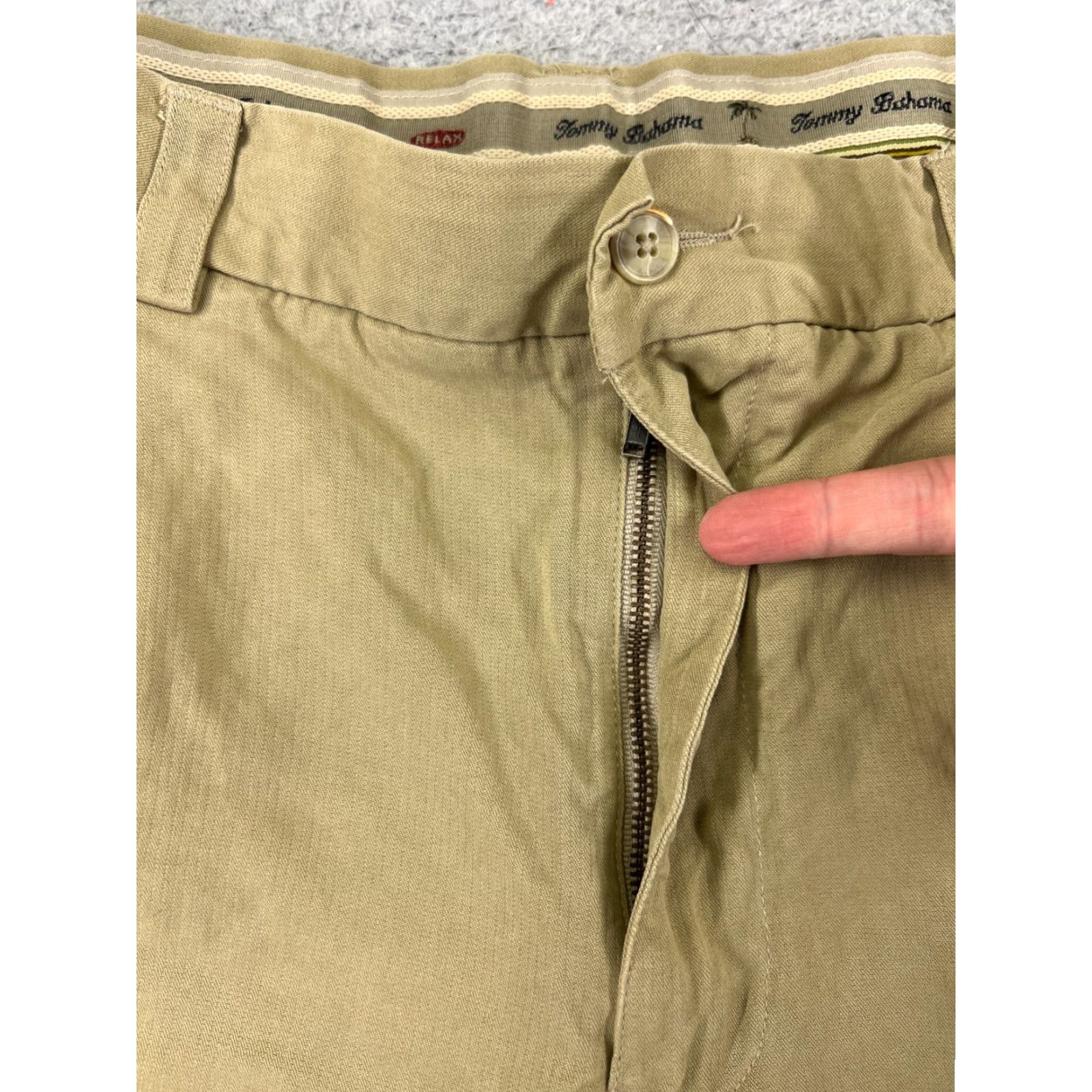 Tommy Bahama Tommy Bahama Shorts Mens 34 Beige Silk Pleated Bermuda Casual Beach Resort 100% Silk Easy Care Pockets Quick Dry Logo Vintage No Mens Size US 34 / EU 50 - 6 Thumbnail