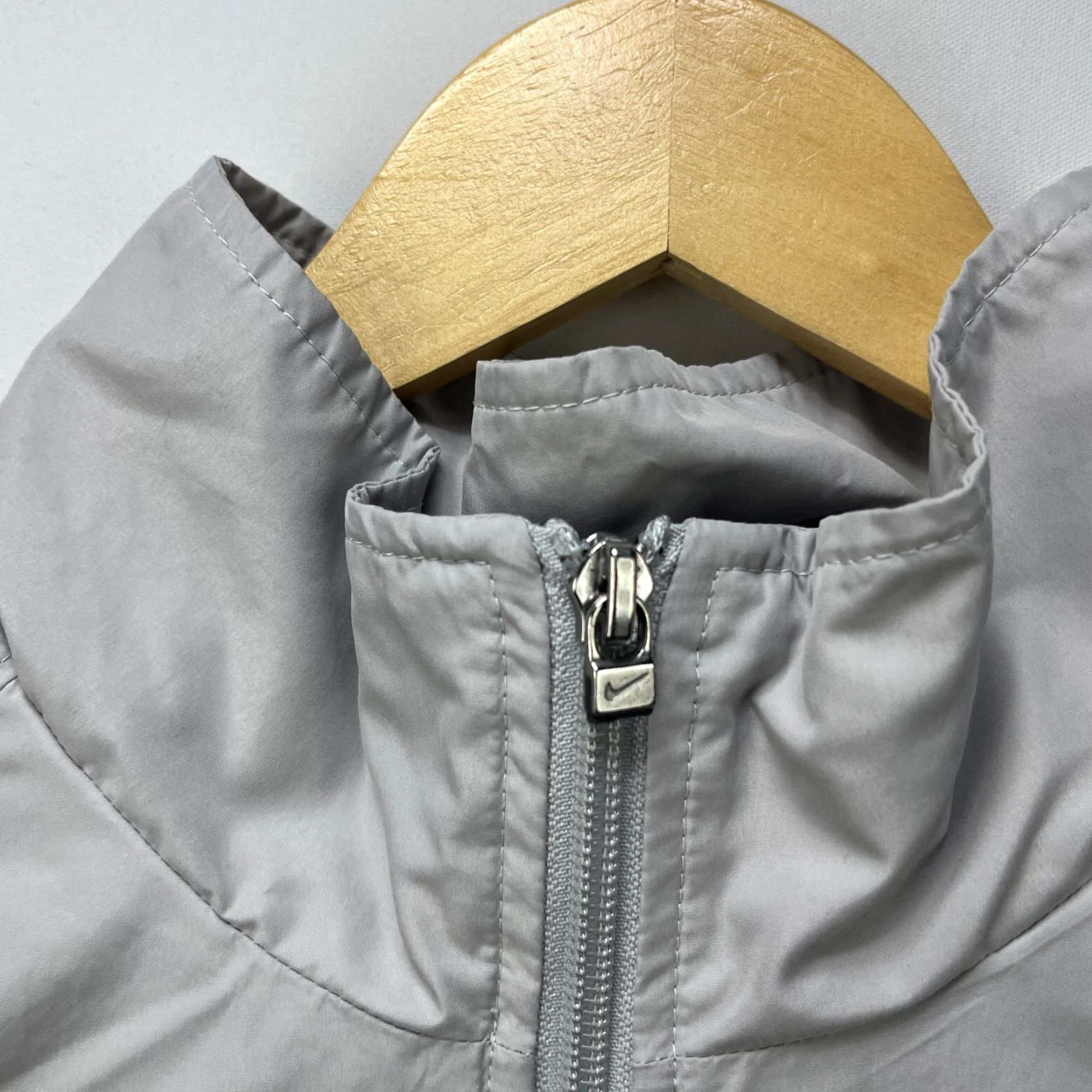 Nike VINTAGE Nike Windbreaker Jacket XL Gray Swoosh Men Long Sleeve Polyester Activewear Size US XL / EU 56 / 4 - 4 Thumbnail