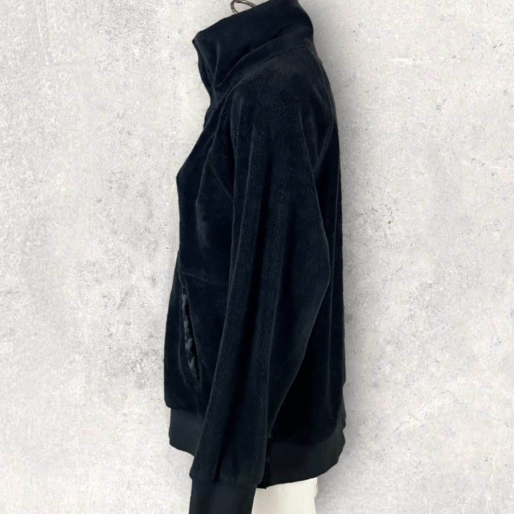 Athleta Athleta Sweatshirt Large Black Fleece Snap Button Pullover Easy Care Pockets Activewear Women Regular Pullover 1/2 Snap Size L / US 10 / IT 46 - 4 Thumbnail