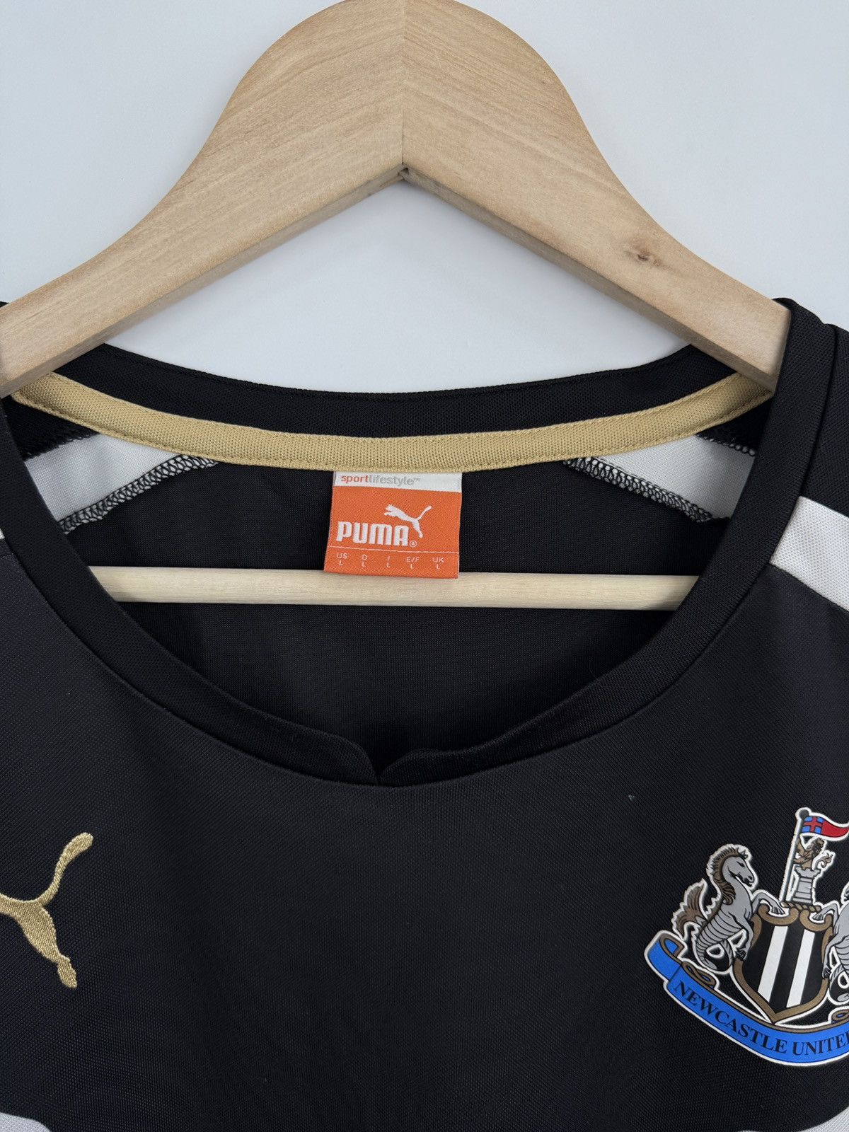 Puma 🏴󠁧󠁢󠁥󠁮󠁧󠁿 Y2K Newcastle United Puma Soccer Jersey Rare Retro Hype Size US L / EU 52-54 / 3 - 6 Thumbnail