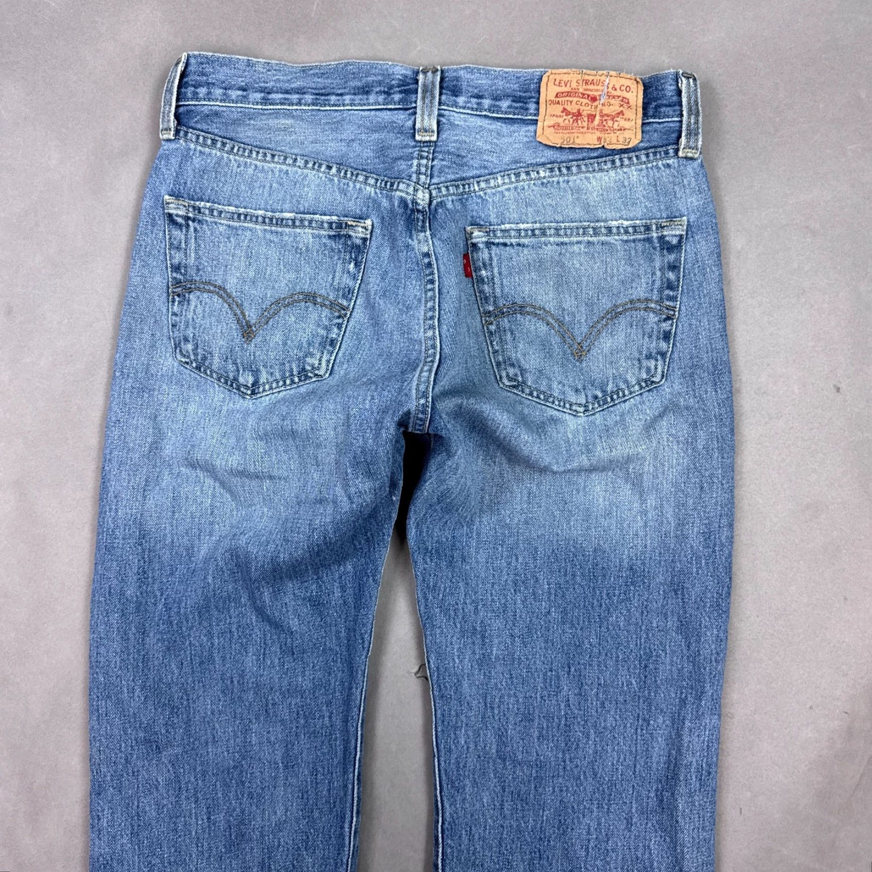 Levi's Levi's 501 Jeans Mens 32x32 Blue Thrashed Destroyed Button Fly Work Denim Straight 5-Pocket Classic Regular Waist 32in Inseam Jeans Mens Blue Size US 32 / EU 48 - 5 Thumbnail