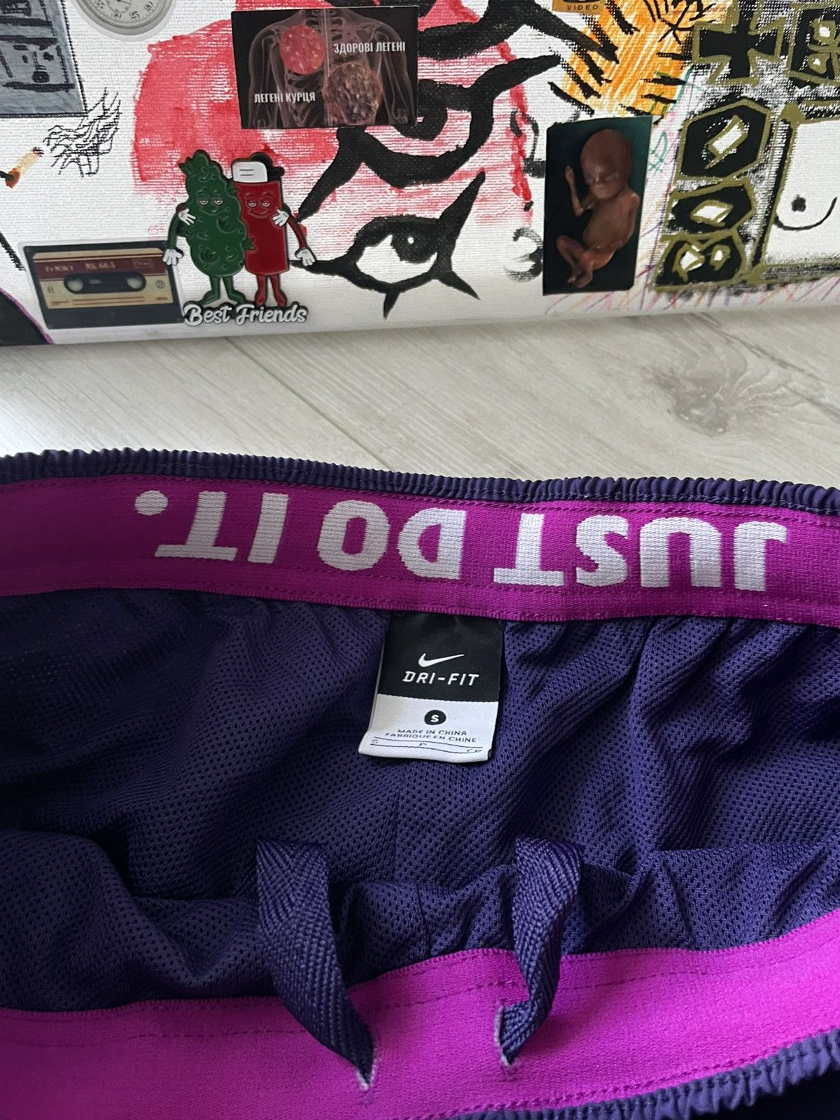 Nike Vintage Nike Y2K Nylon Sweatpants Baggy Gold Swoosh Size 26" / US 2 / IT 38 - 7 Thumbnail