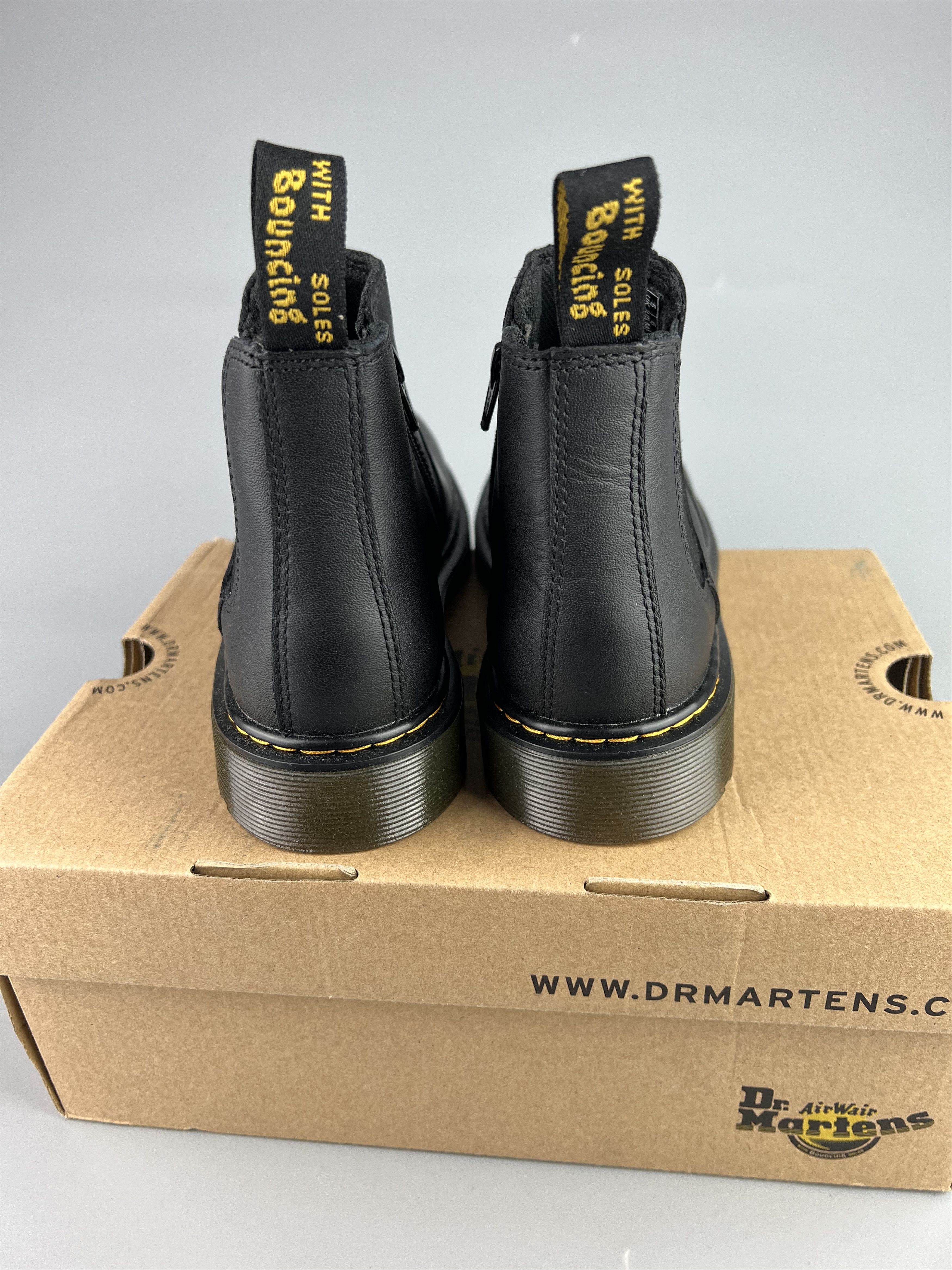 Dr. Martens Dr.Martens 2976 Women's Black Chelsea Boots US7 UK5 EU38 Size US 7 / IT 37 - 3 Thumbnail