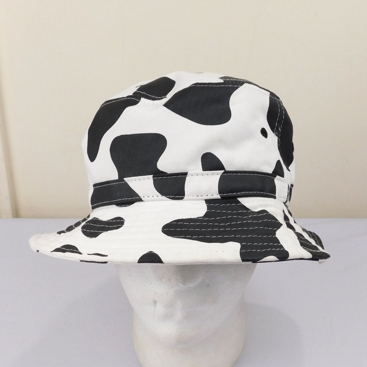 Urban Outfitters Urban Outfitters Cow Print Bucket Hat OSFA All Over Print Size ONE SIZE - 1 Thumbnail
