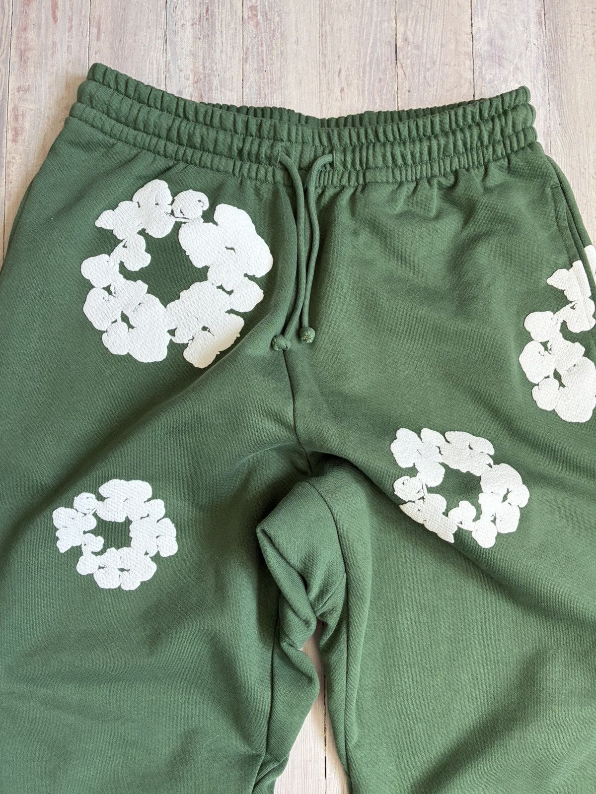 DENIM TEARS Denim Tears Wreath Sweatpants Small Size US 30 / EU 46 - 2 Thumbnail