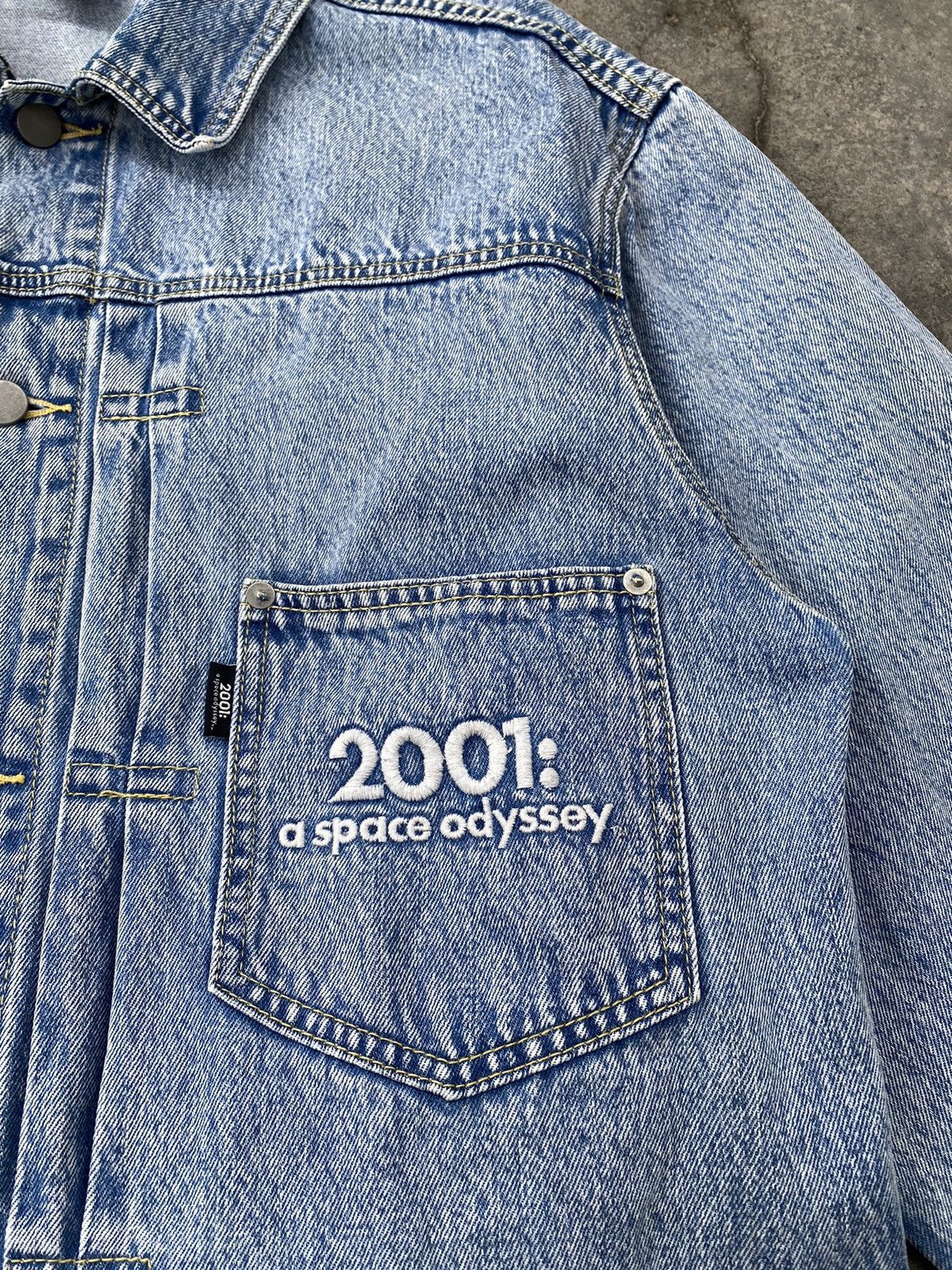 Vintage Vintage 2001 A Space Odyssey Movie Faded Denim Jacket Size US L / EU 52-54 / 3 - 4 Thumbnail